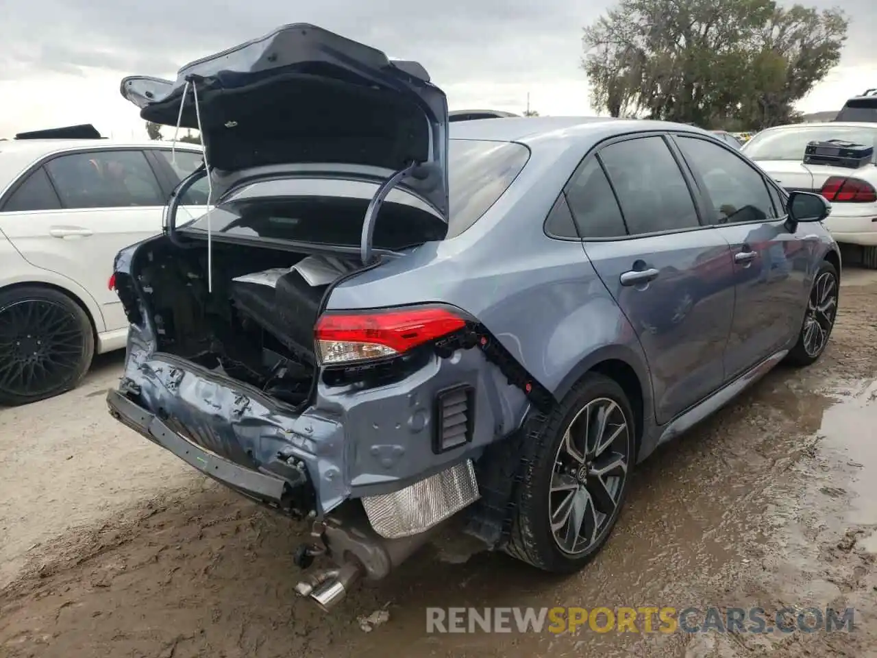 4 Photograph of a damaged car 5YFS4RCE5LP045597 TOYOTA COROLLA 2020