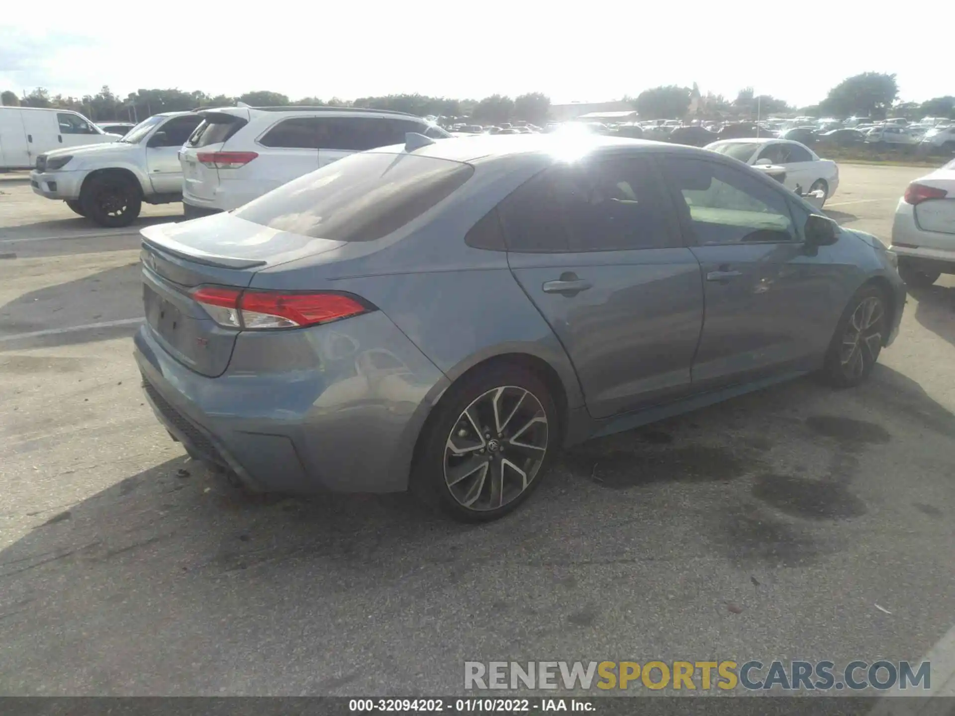 4 Photograph of a damaged car 5YFS4RCE5LP052985 TOYOTA COROLLA 2020