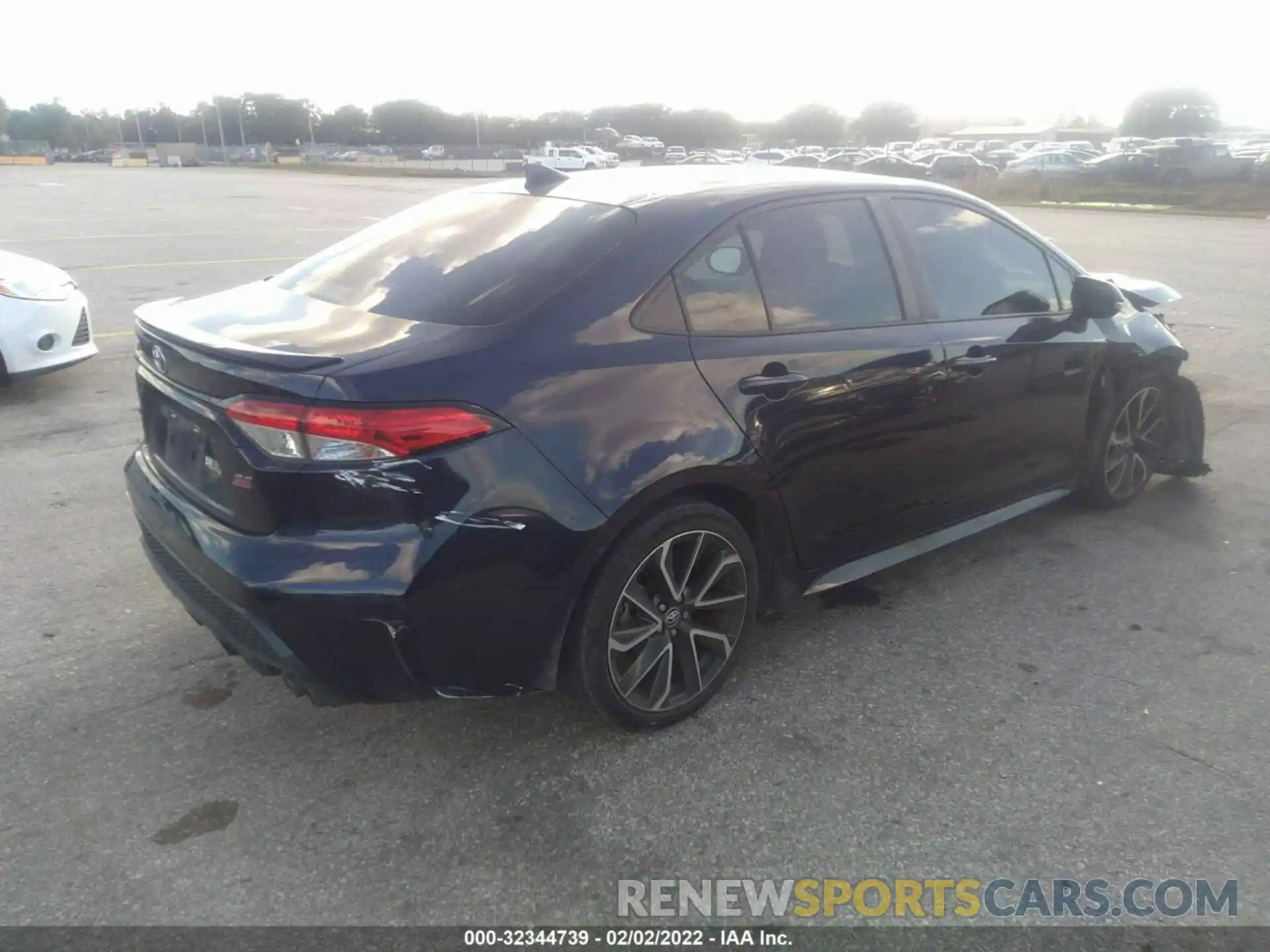 4 Photograph of a damaged car 5YFS4RCE6LP001933 TOYOTA COROLLA 2020