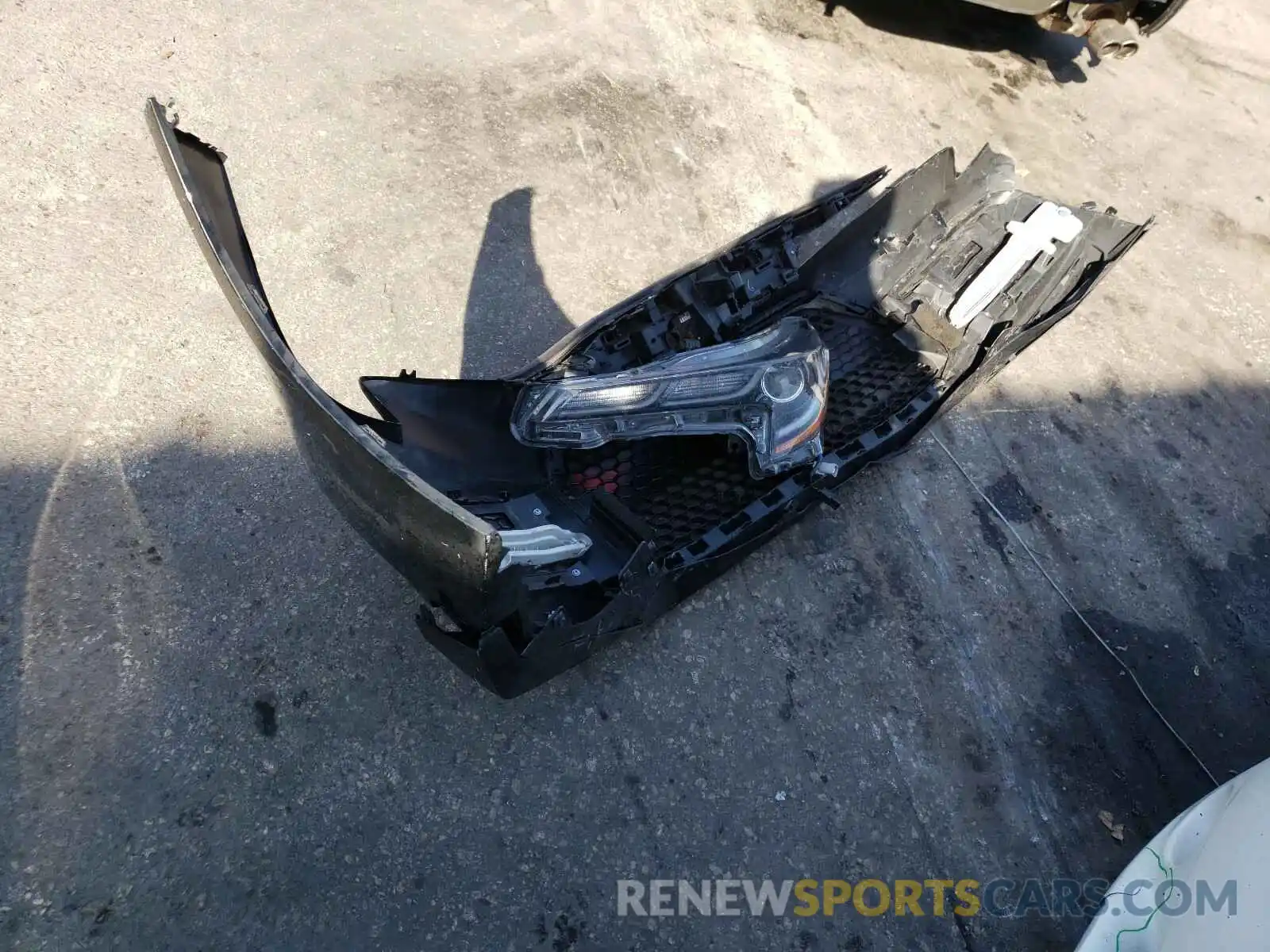 9 Photograph of a damaged car 5YFS4RCE6LP016898 TOYOTA COROLLA 2020