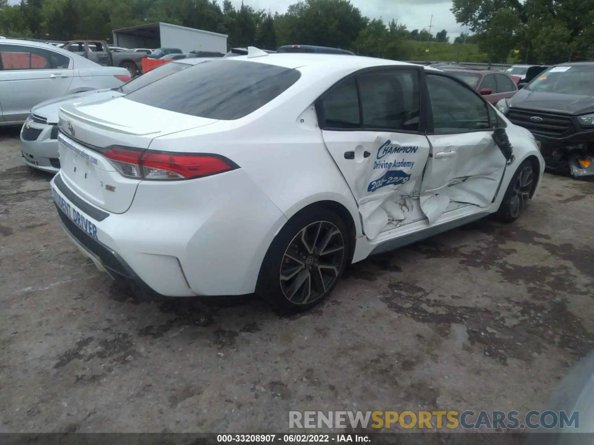 4 Photograph of a damaged car 5YFS4RCE6LP023138 TOYOTA COROLLA 2020