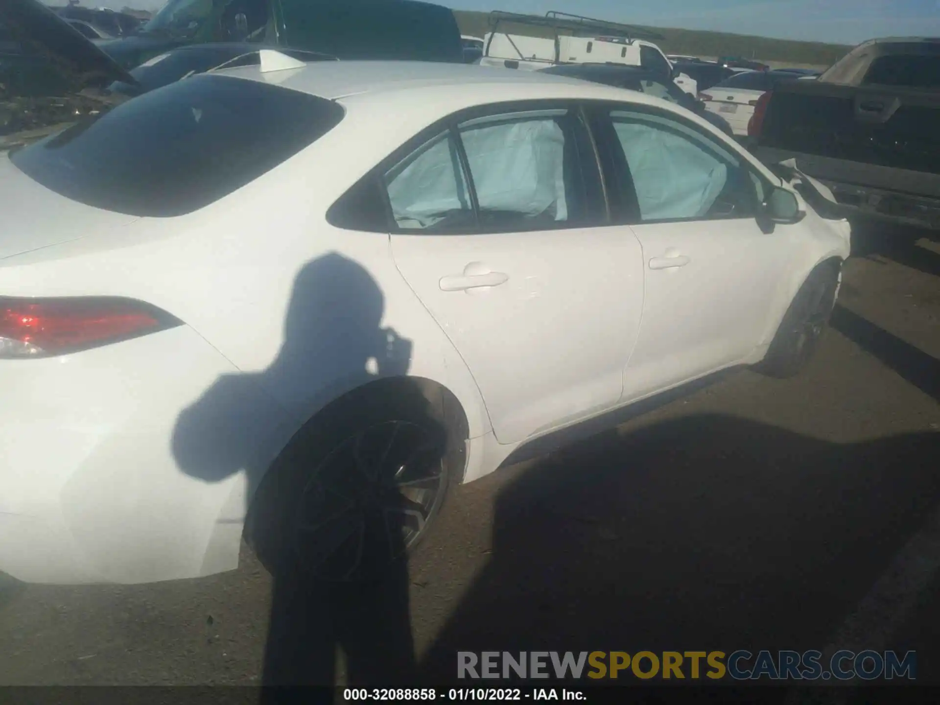 4 Photograph of a damaged car 5YFS4RCE6LP030011 TOYOTA COROLLA 2020