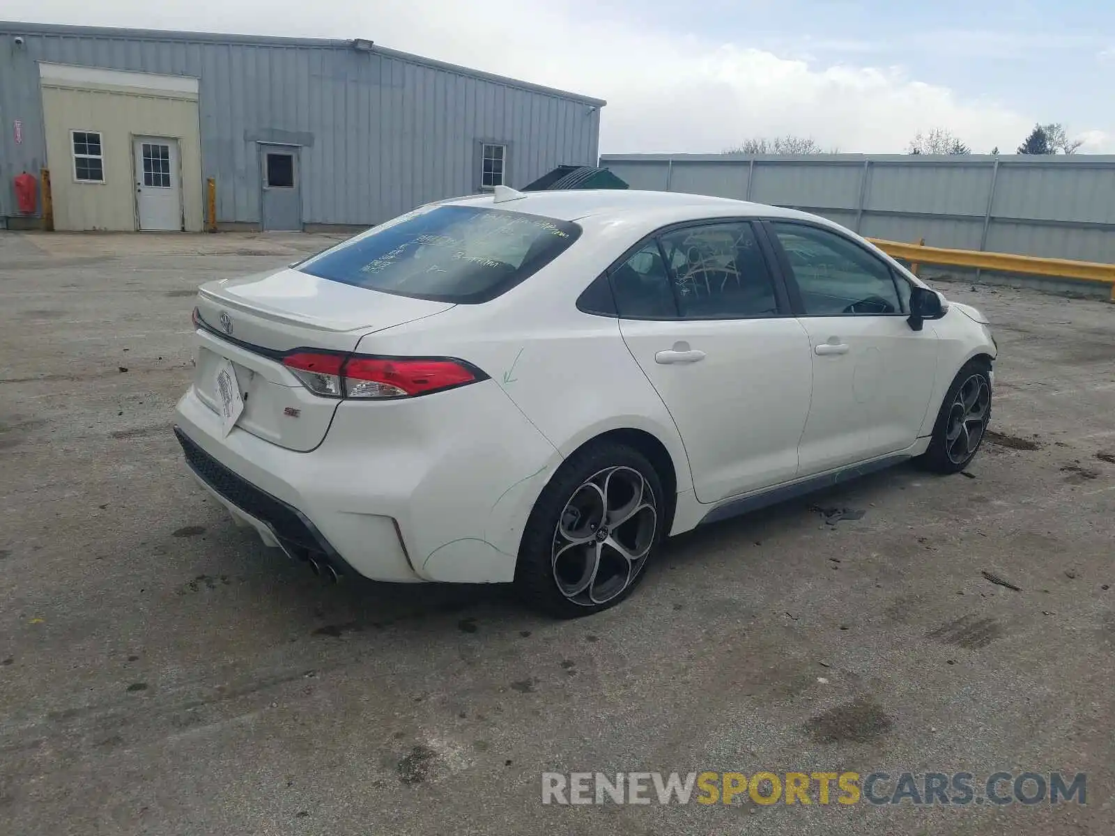 4 Photograph of a damaged car 5YFS4RCE6LP055944 TOYOTA COROLLA 2020