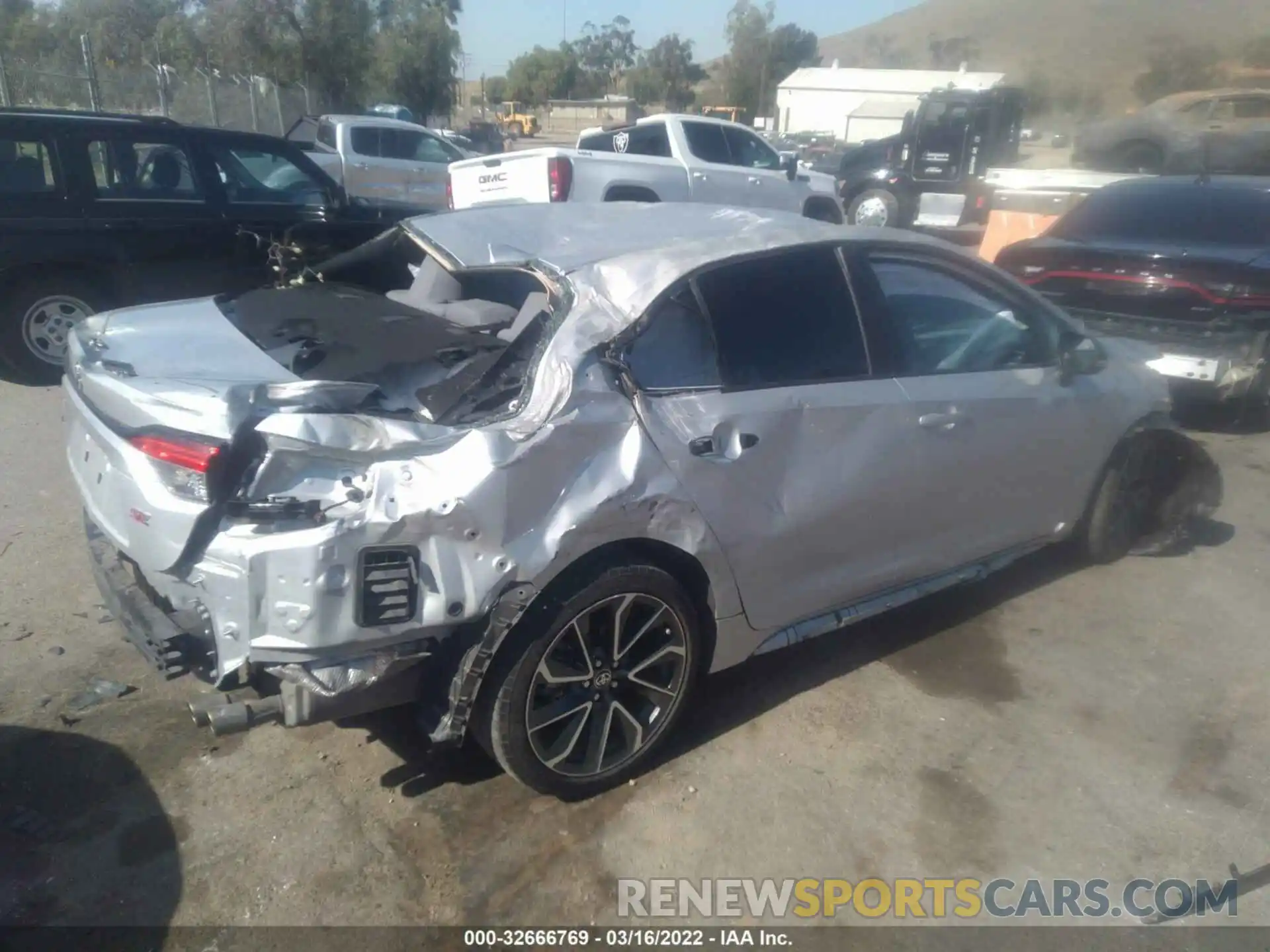 4 Photograph of a damaged car 5YFS4RCE7LP015839 TOYOTA COROLLA 2020