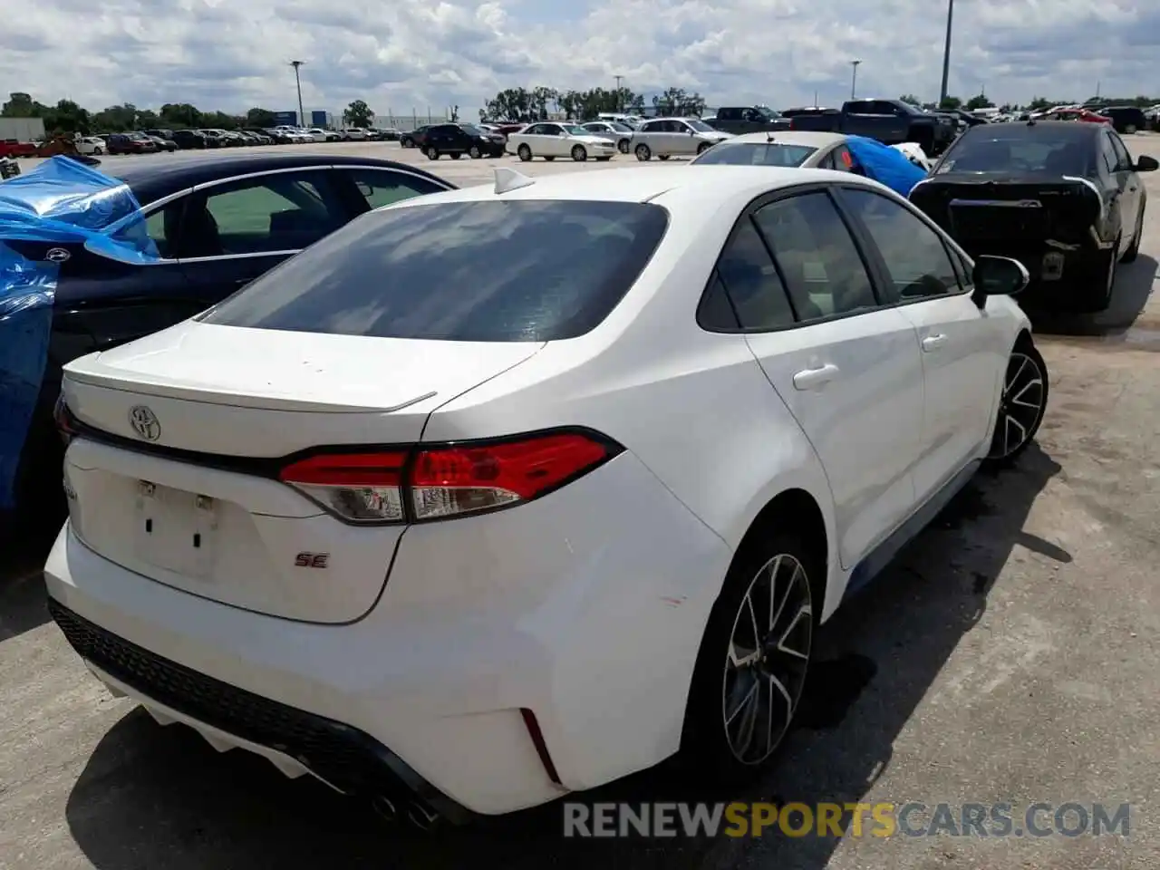 4 Photograph of a damaged car 5YFS4RCE7LP026243 TOYOTA COROLLA 2020