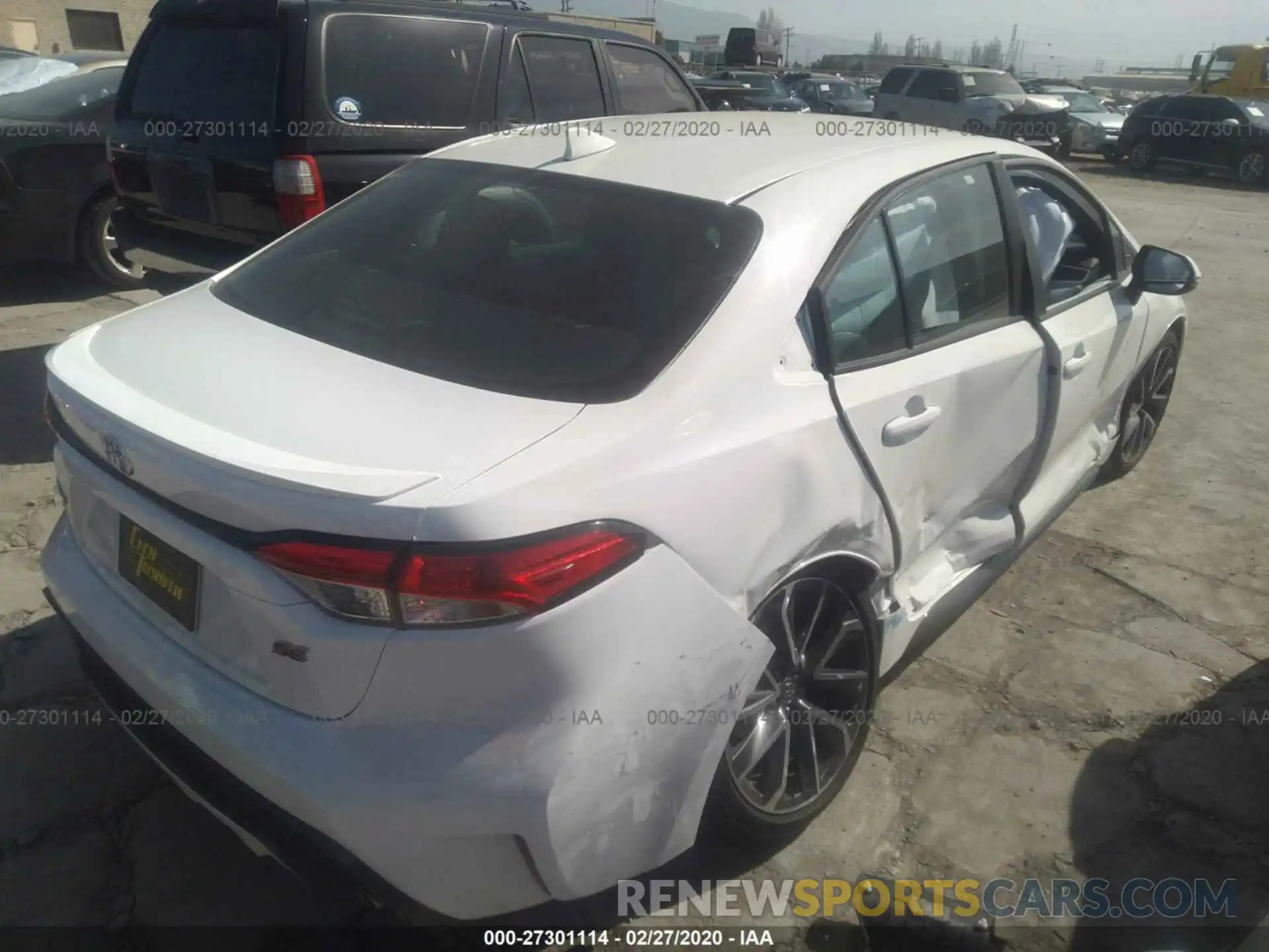 4 Photograph of a damaged car 5YFS4RCE7LP032978 TOYOTA COROLLA 2020