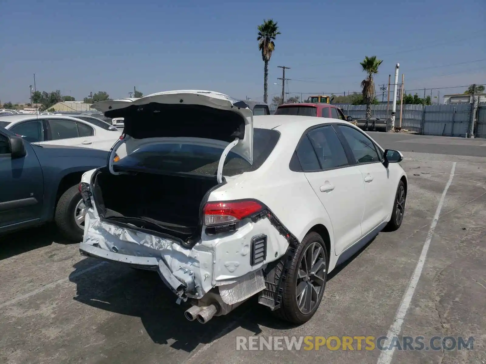 4 Photograph of a damaged car 5YFS4RCE7LP039106 TOYOTA COROLLA 2020