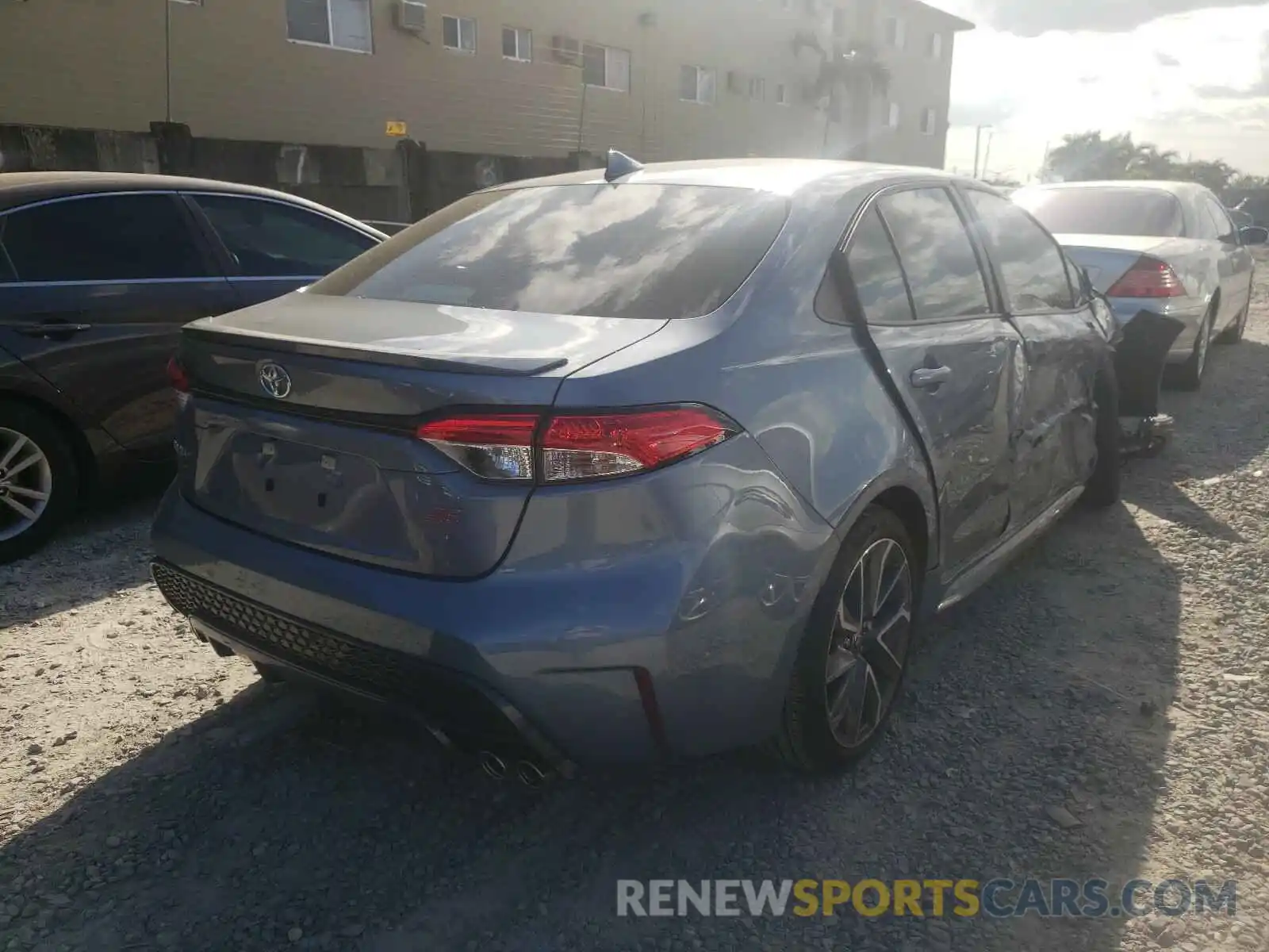 4 Photograph of a damaged car 5YFS4RCE7LP053197 TOYOTA COROLLA 2020