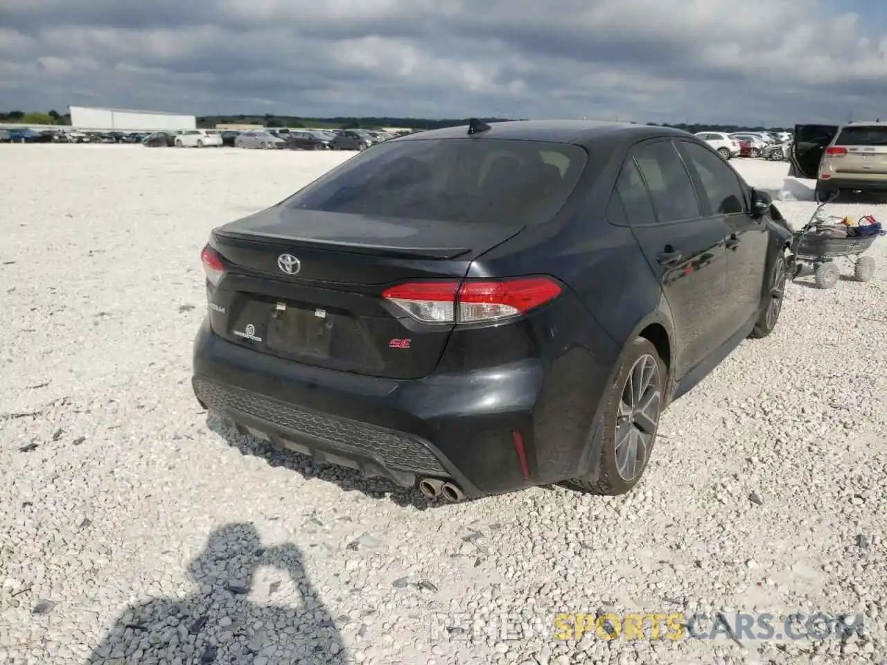 4 Photograph of a damaged car 5YFS4RCE7LP053992 TOYOTA COROLLA 2020