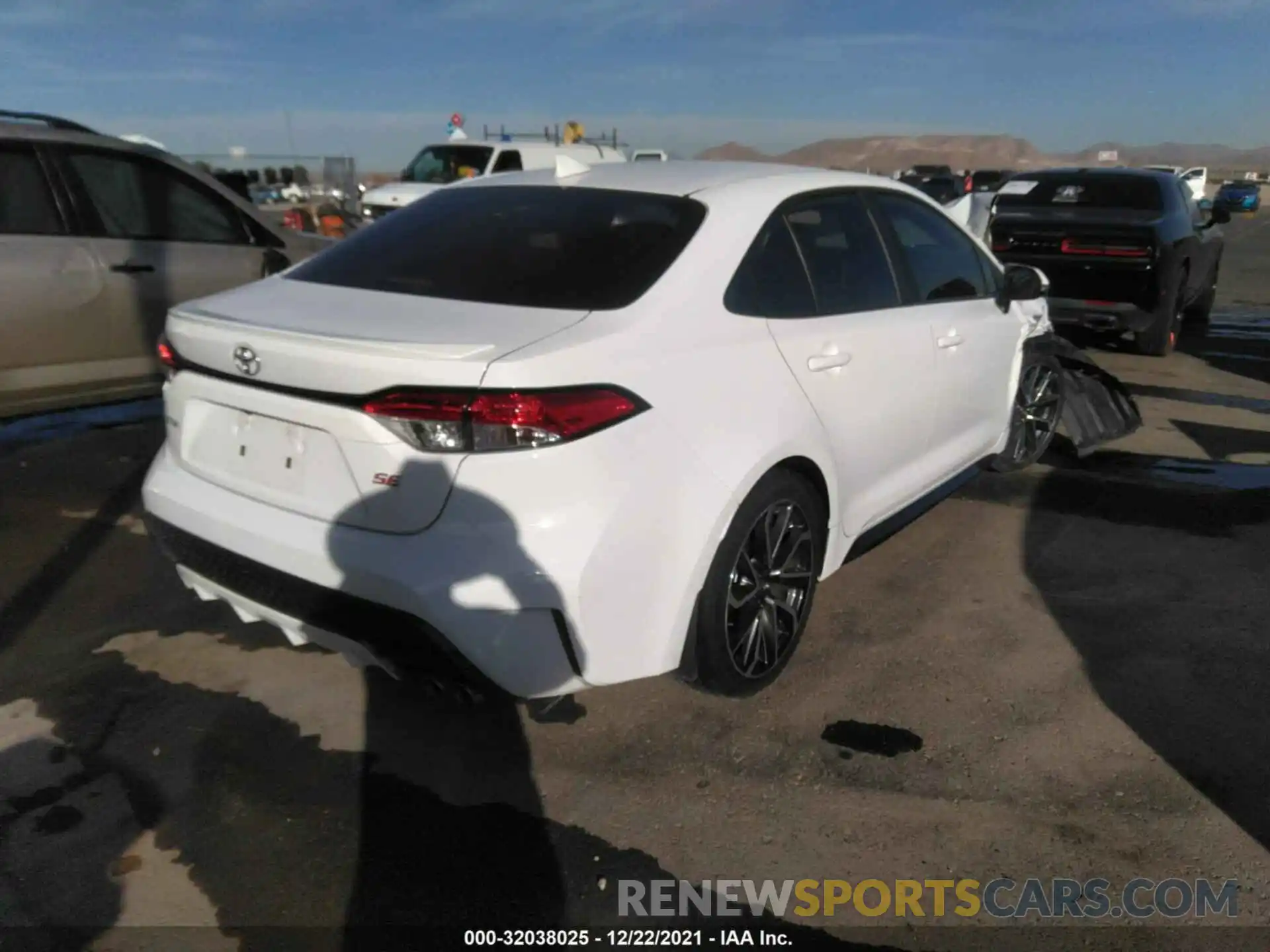 4 Photograph of a damaged car 5YFS4RCE7LP055063 TOYOTA COROLLA 2020