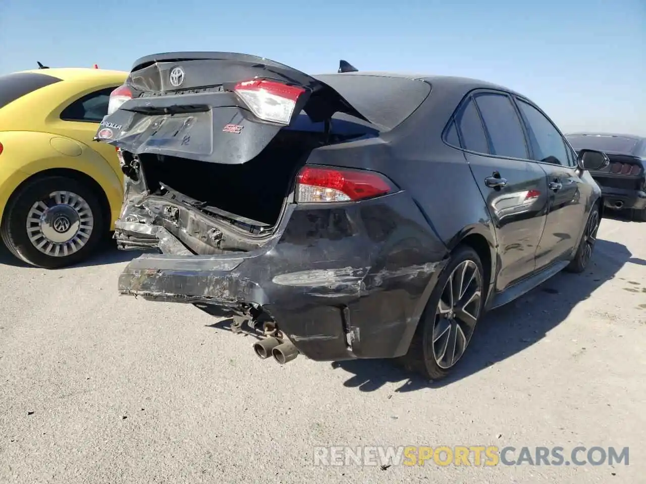 4 Photograph of a damaged car 5YFS4RCE8LP028096 TOYOTA COROLLA 2020