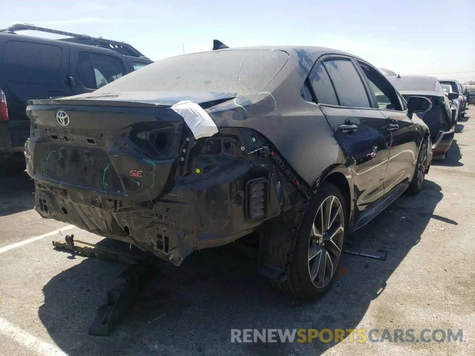 4 Photograph of a damaged car 5YFS4RCE8LP033363 TOYOTA COROLLA 2020