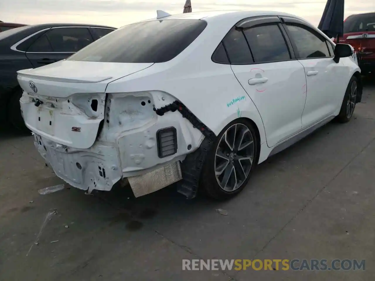 4 Photograph of a damaged car 5YFS4RCE8LP050860 TOYOTA COROLLA 2020