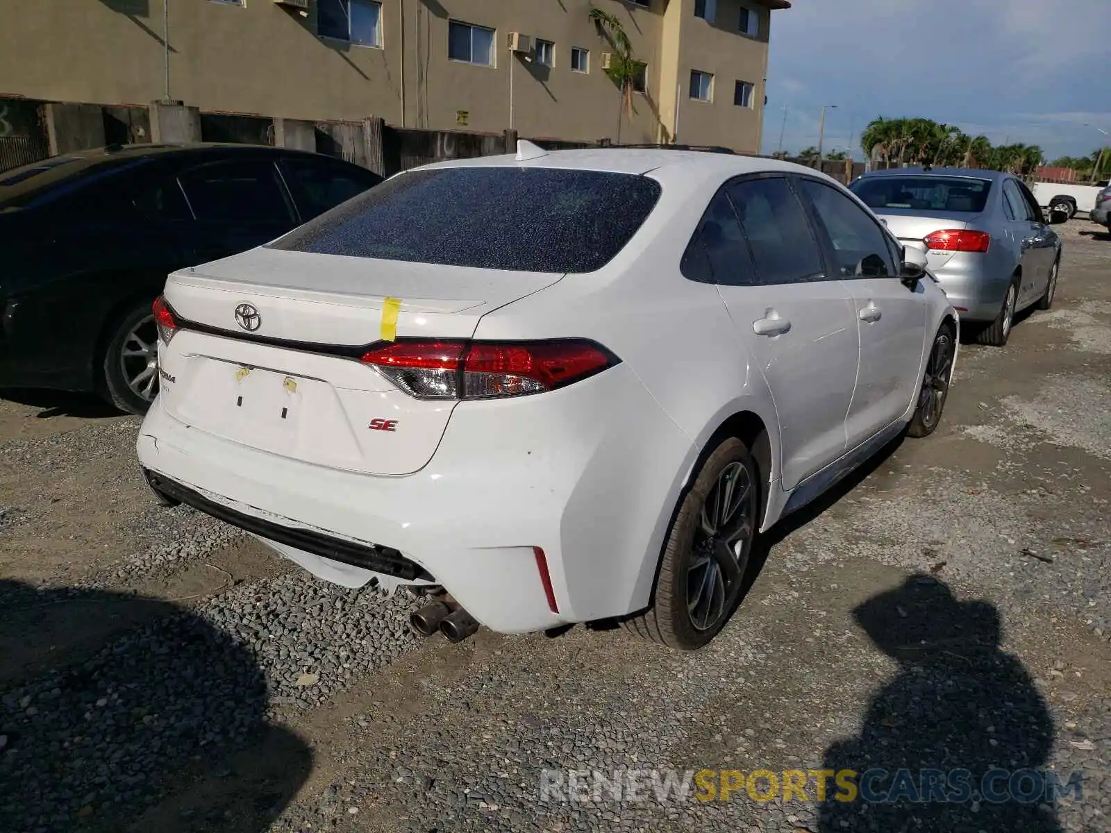 4 Photograph of a damaged car 5YFS4RCE8LP051815 TOYOTA COROLLA 2020