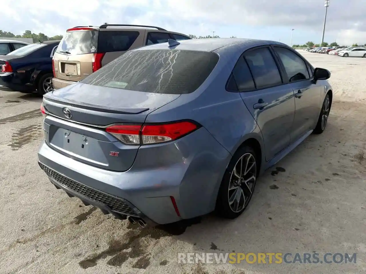 4 Photograph of a damaged car 5YFS4RCE9LP009895 TOYOTA COROLLA 2020