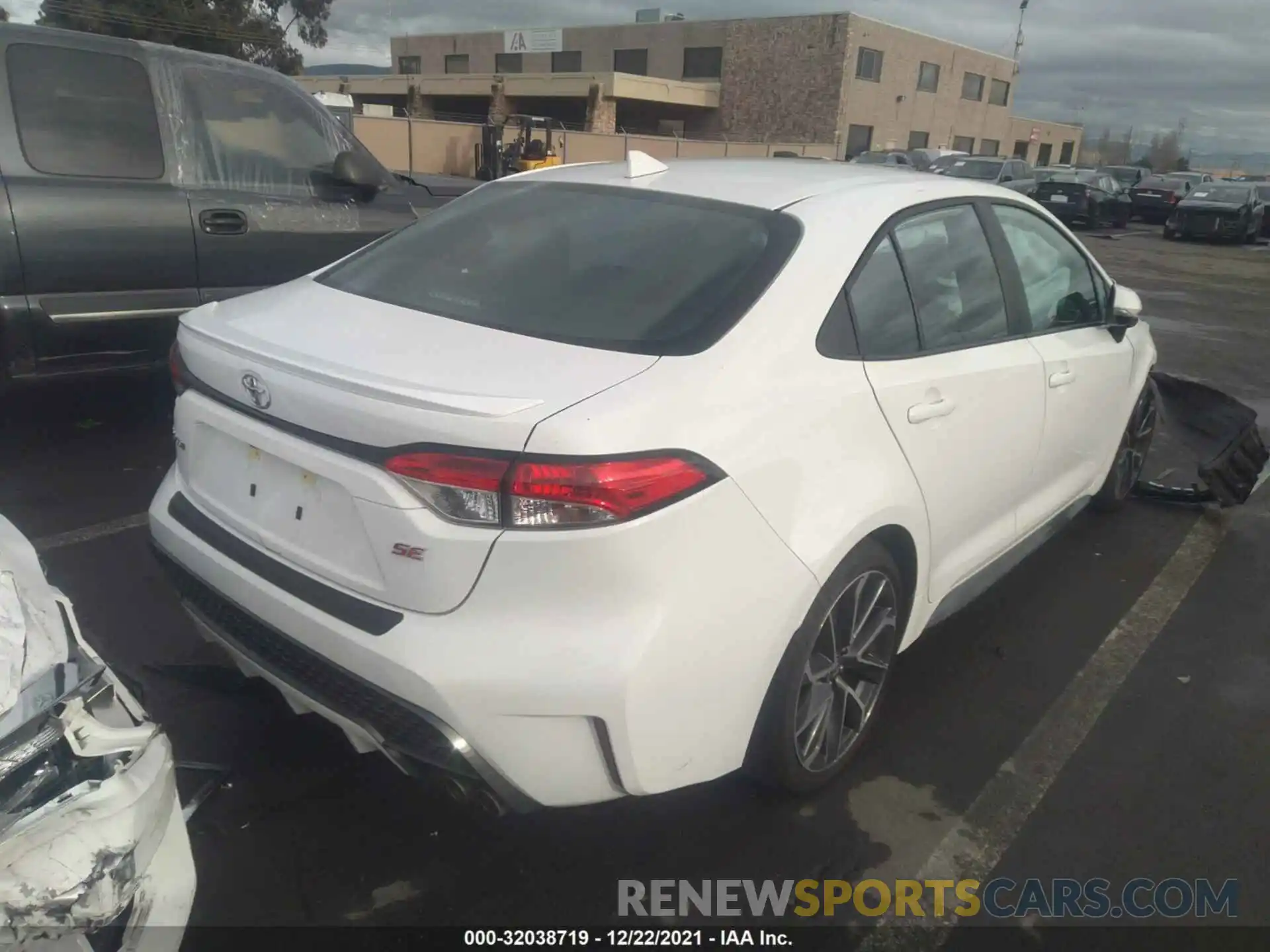 4 Photograph of a damaged car 5YFS4RCE9LP025045 TOYOTA COROLLA 2020