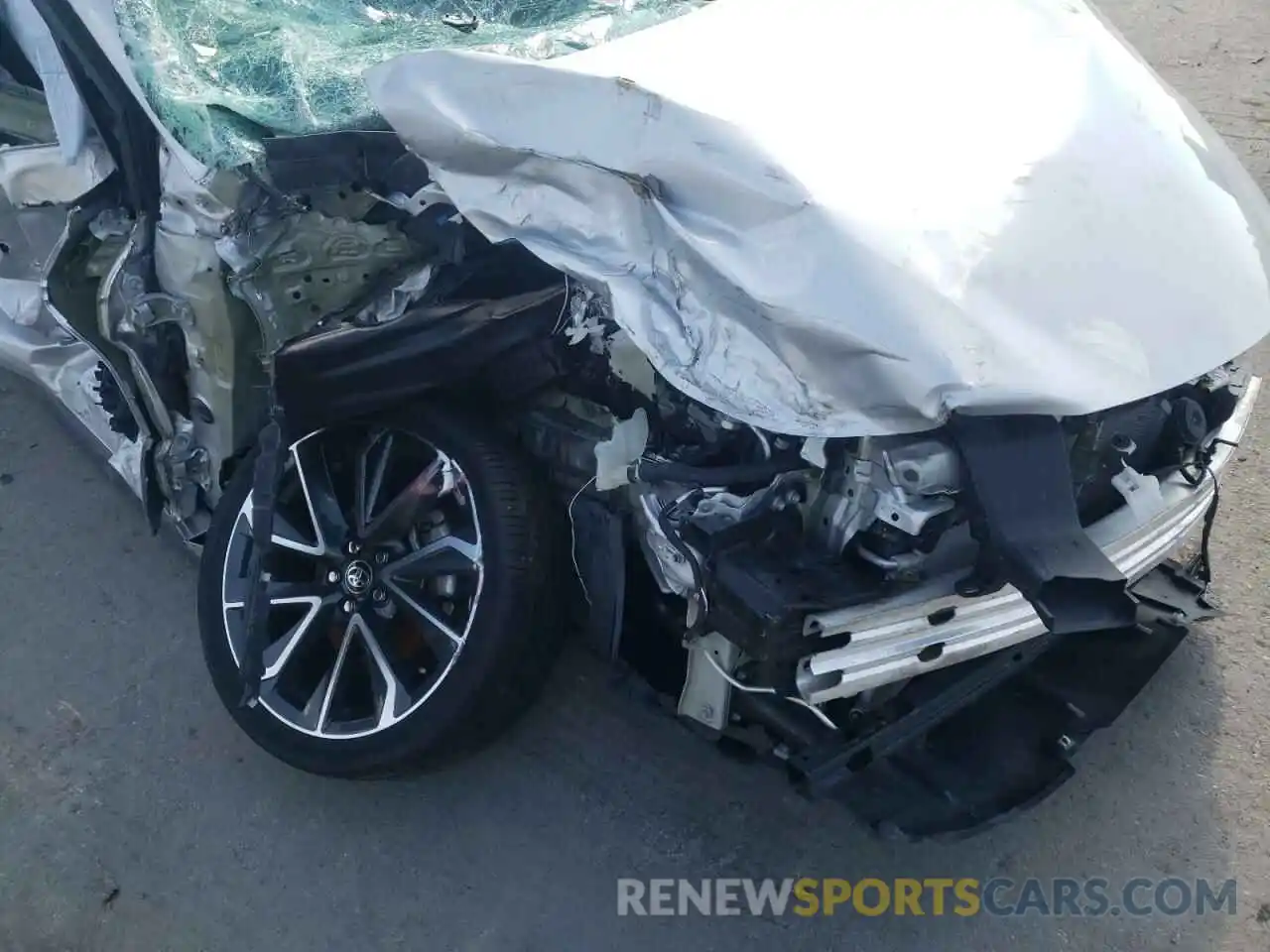 9 Photograph of a damaged car 5YFS4RCE9LP031783 TOYOTA COROLLA 2020