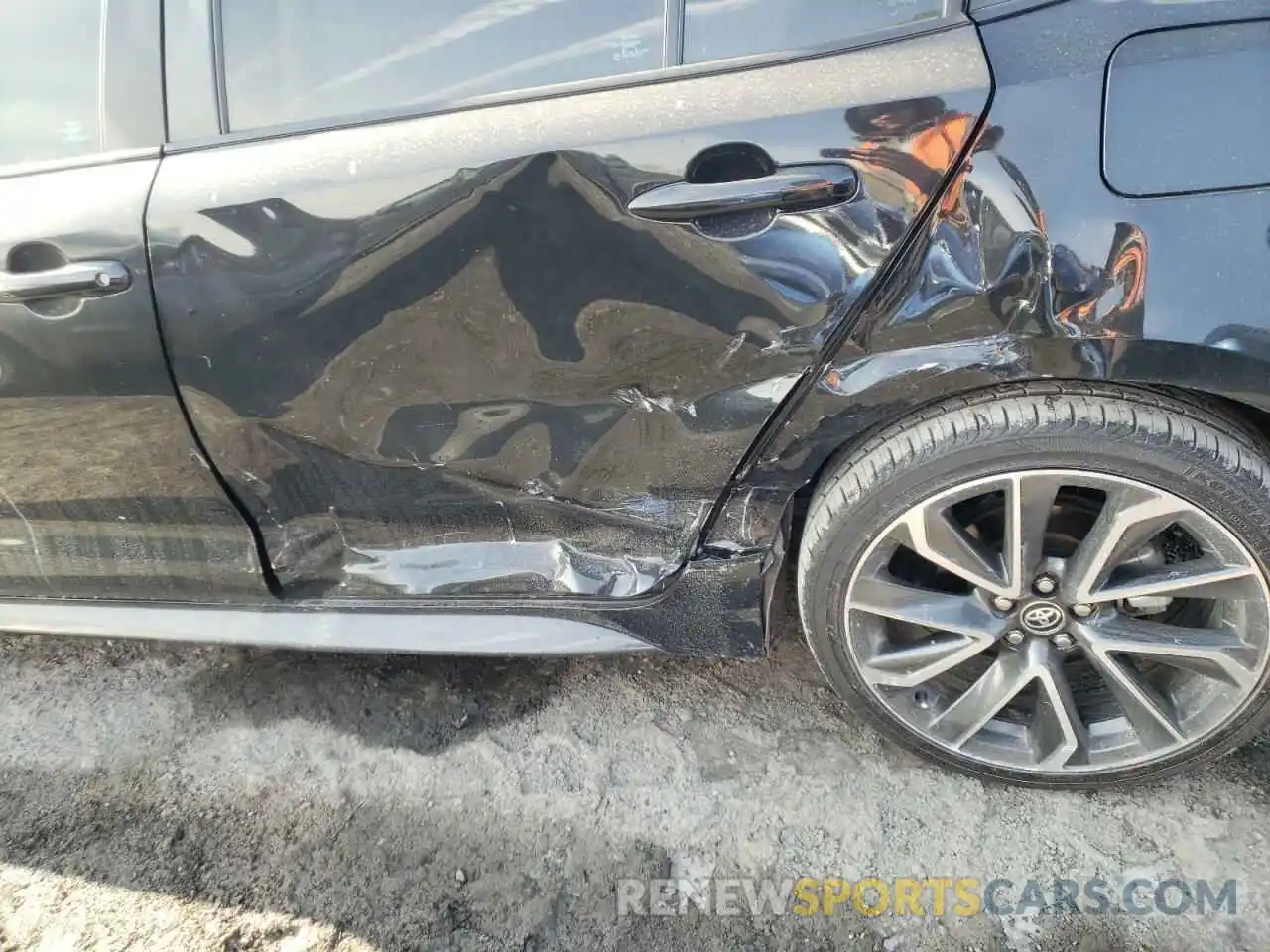 9 Photograph of a damaged car 5YFS4RCE9LP043092 TOYOTA COROLLA 2020