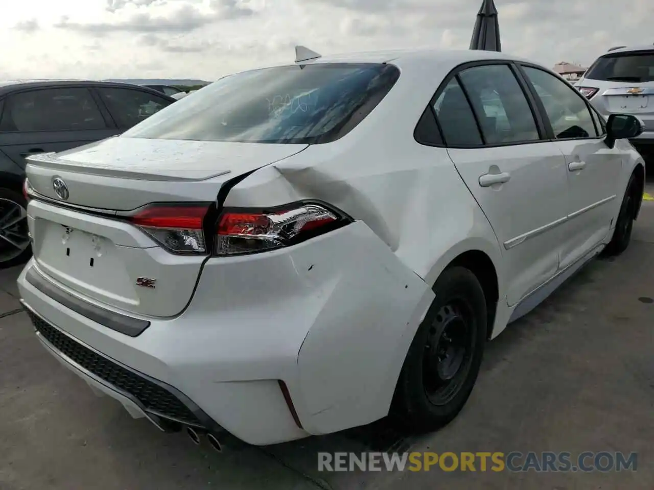 4 Photograph of a damaged car 5YFS4RCE9LP044193 TOYOTA COROLLA 2020