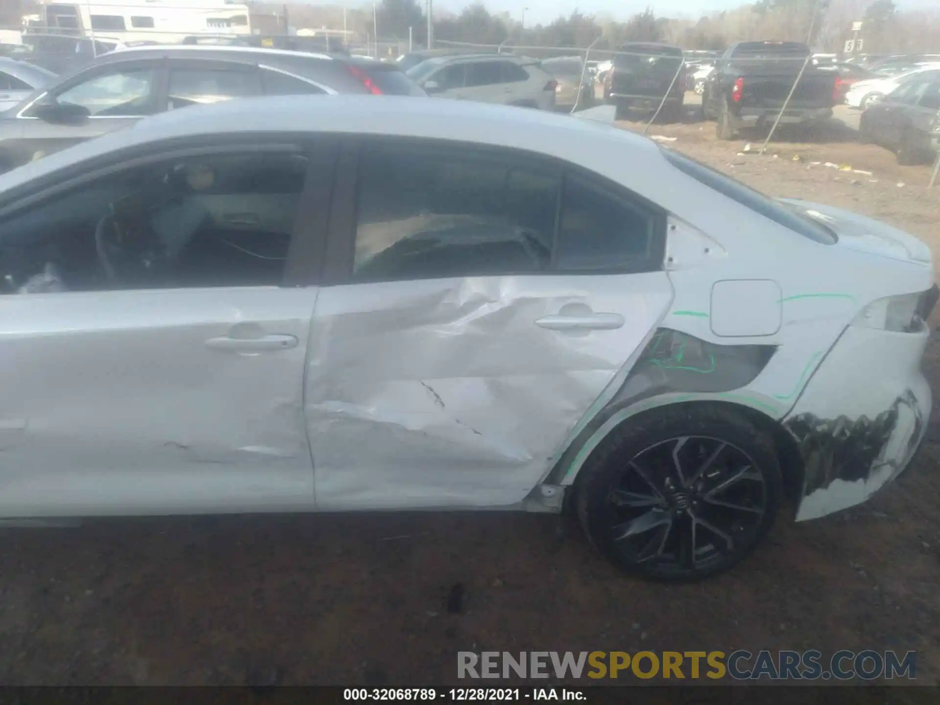 6 Photograph of a damaged car 5YFS4RCEXLP048673 TOYOTA COROLLA 2020