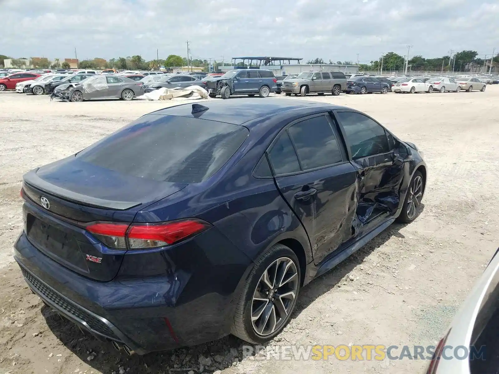 4 Photograph of a damaged car 5YFT4RCE5LP037889 TOYOTA COROLLA 2020