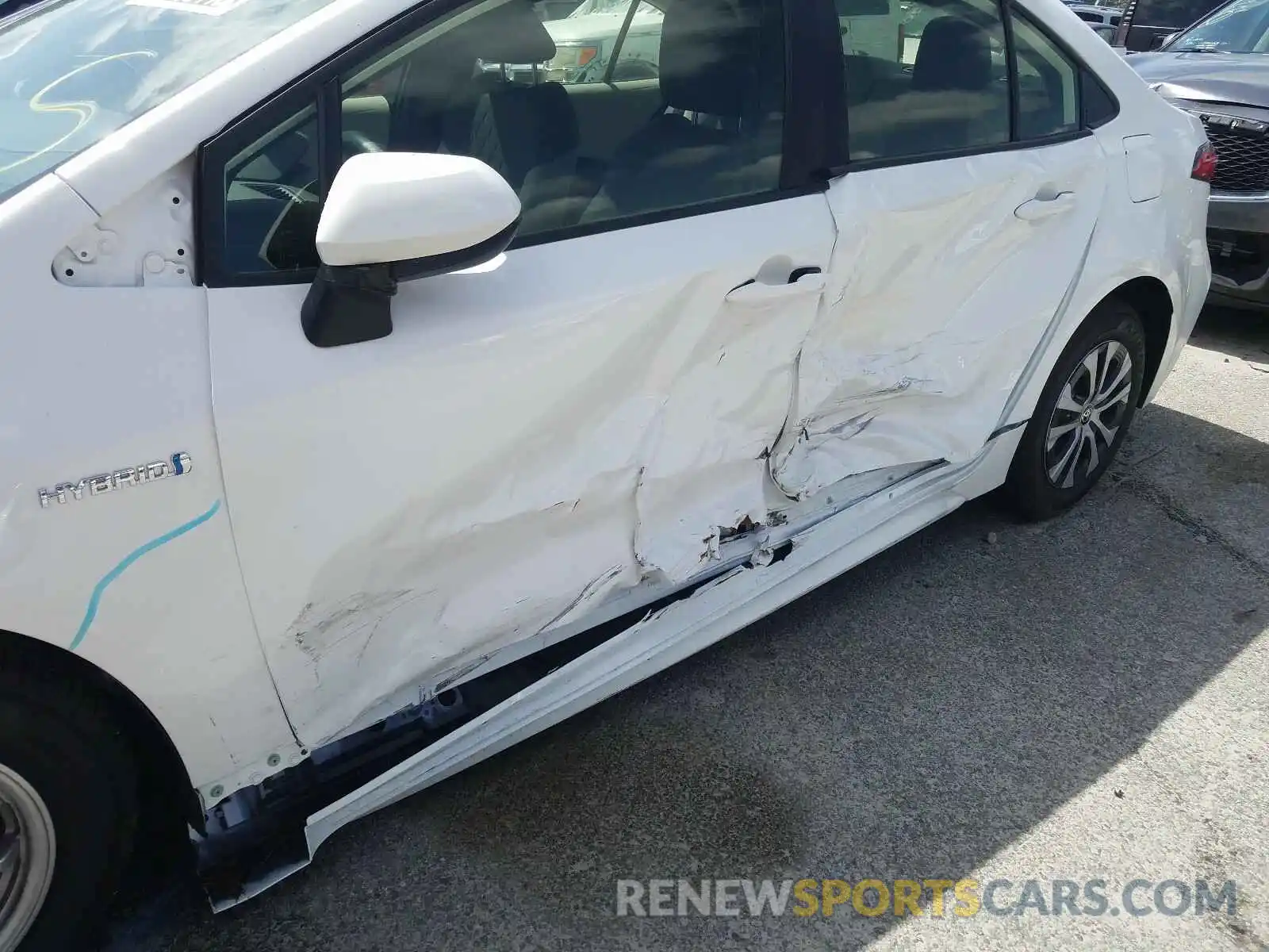 9 Photograph of a damaged car JTDEBRBE5LJ028372 TOYOTA COROLLA 2020