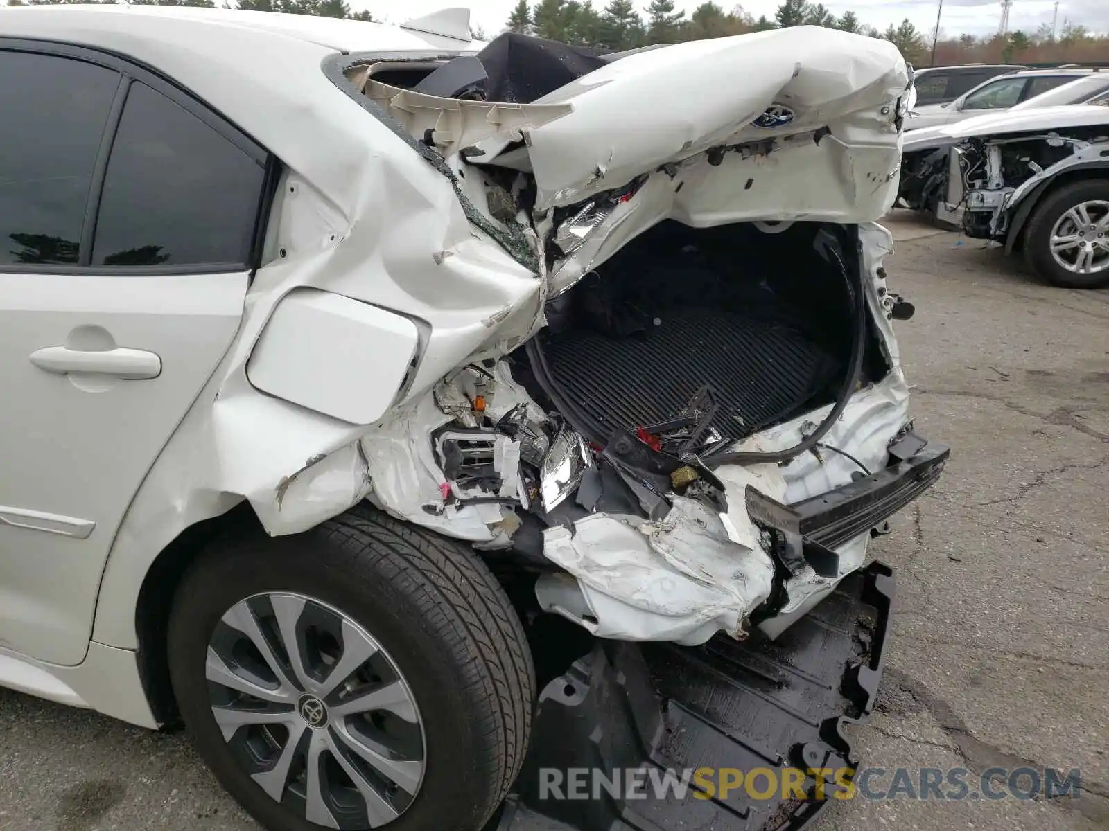 9 Photograph of a damaged car JTDEBRBE6LJ013007 TOYOTA COROLLA 2020