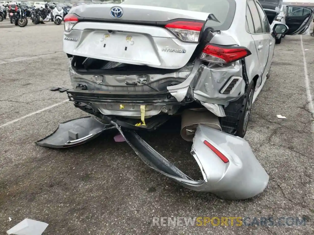 9 Photograph of a damaged car JTDEBRBE9LJ007007 TOYOTA COROLLA 2020