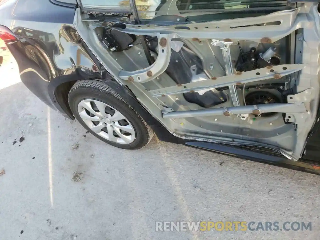 9 Photograph of a damaged car JTDEPRAE1LJ052686 TOYOTA COROLLA 2020