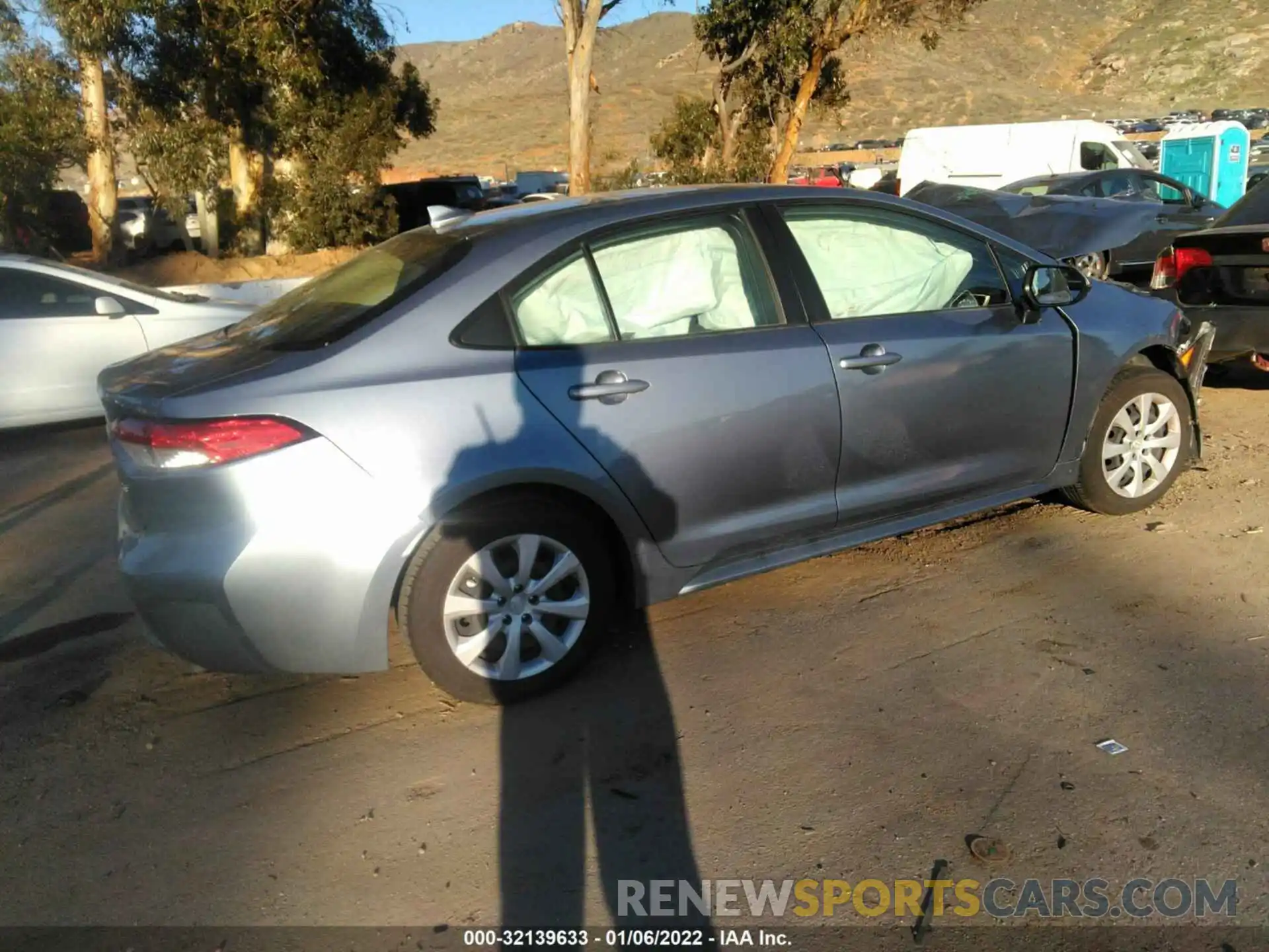 4 Photograph of a damaged car JTDEPRAE4LJ041519 TOYOTA COROLLA 2020