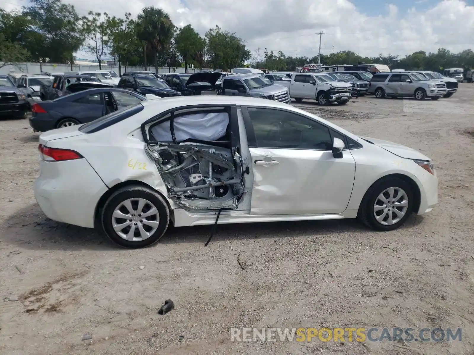 9 Photograph of a damaged car JTDEPRAE5LJ084170 TOYOTA COROLLA 2020