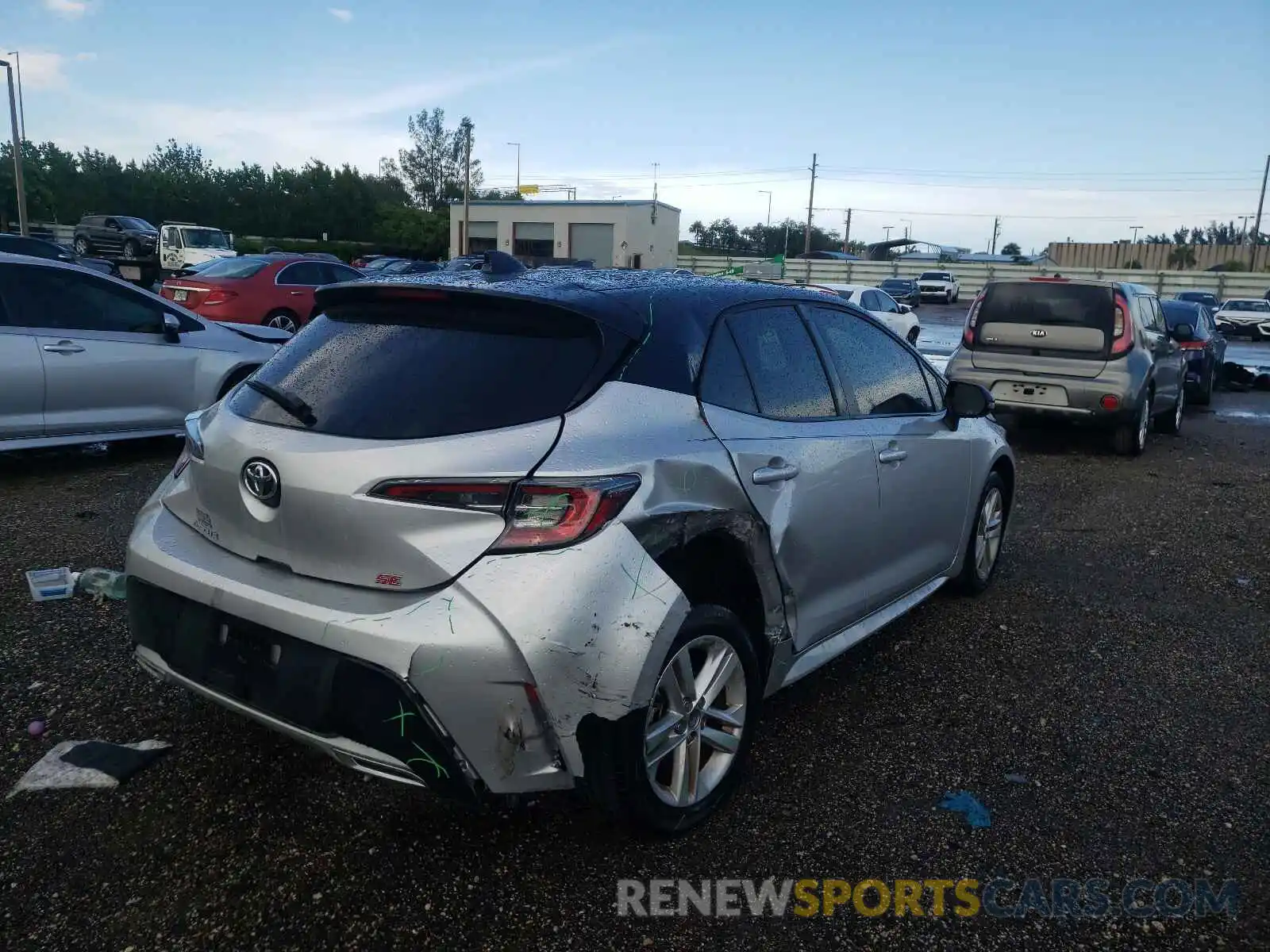 4 Photograph of a damaged car JTND4RBE4L3075558 TOYOTA COROLLA 2020