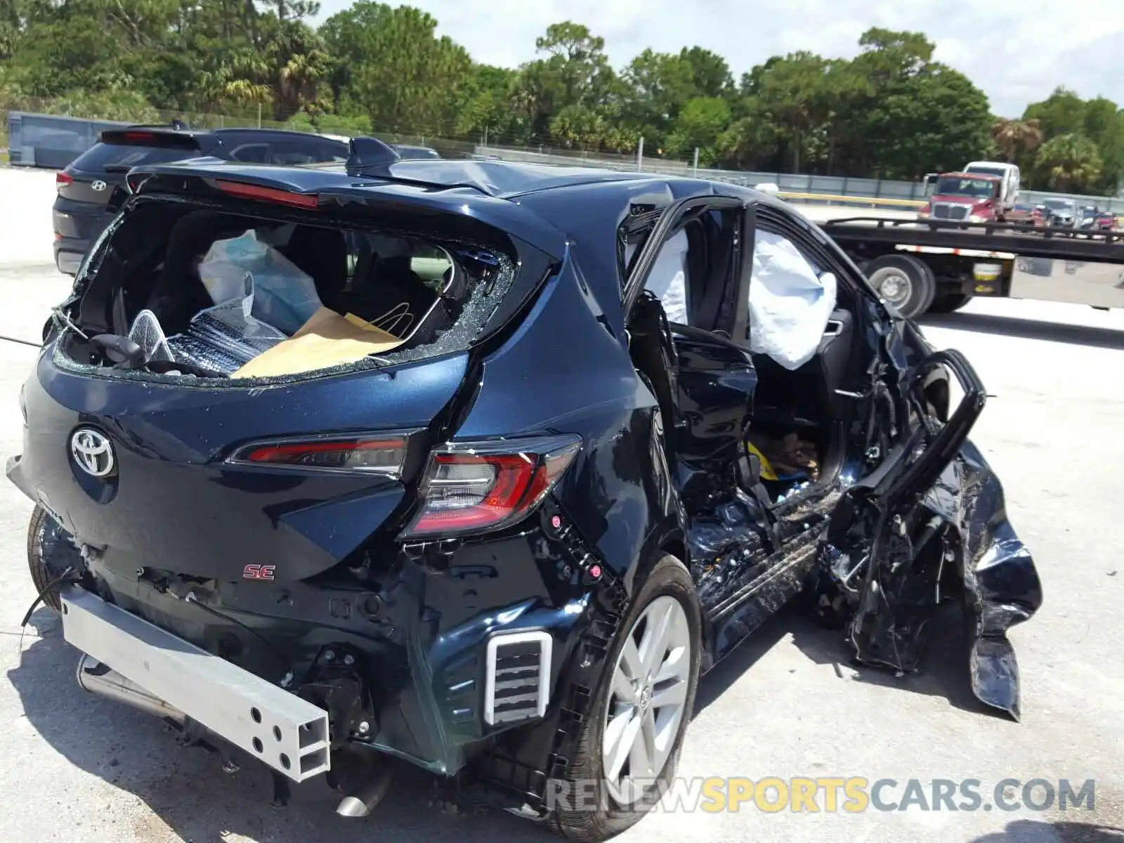 4 Photograph of a damaged car JTND4RBE4L3081991 TOYOTA COROLLA 2020