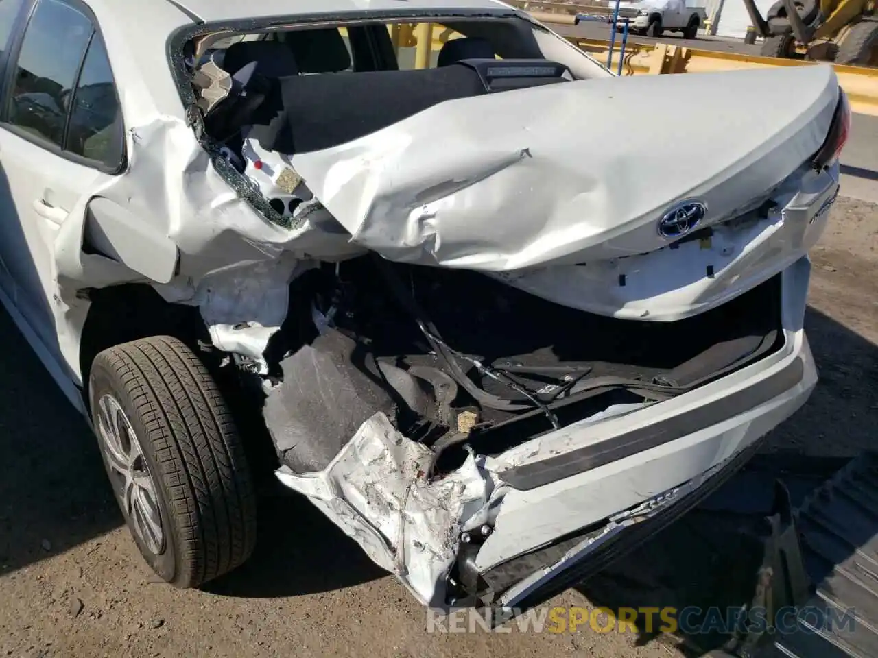 9 Photograph of a damaged car JTDEAMDE7MJ018351 TOYOTA COROLLA 2021