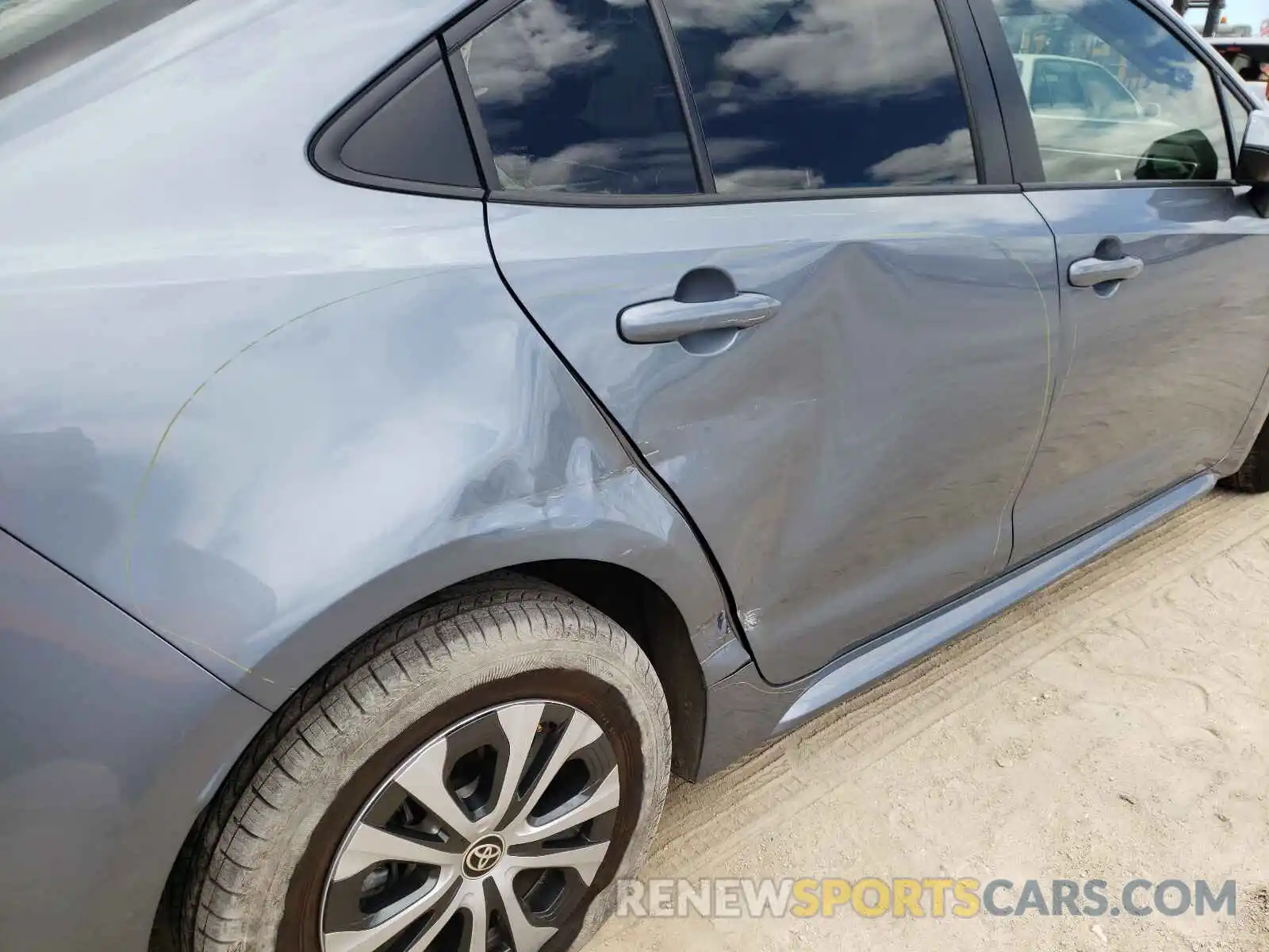 9 Photograph of a damaged car JTDEAMDE7MJ021198 TOYOTA COROLLA 2021