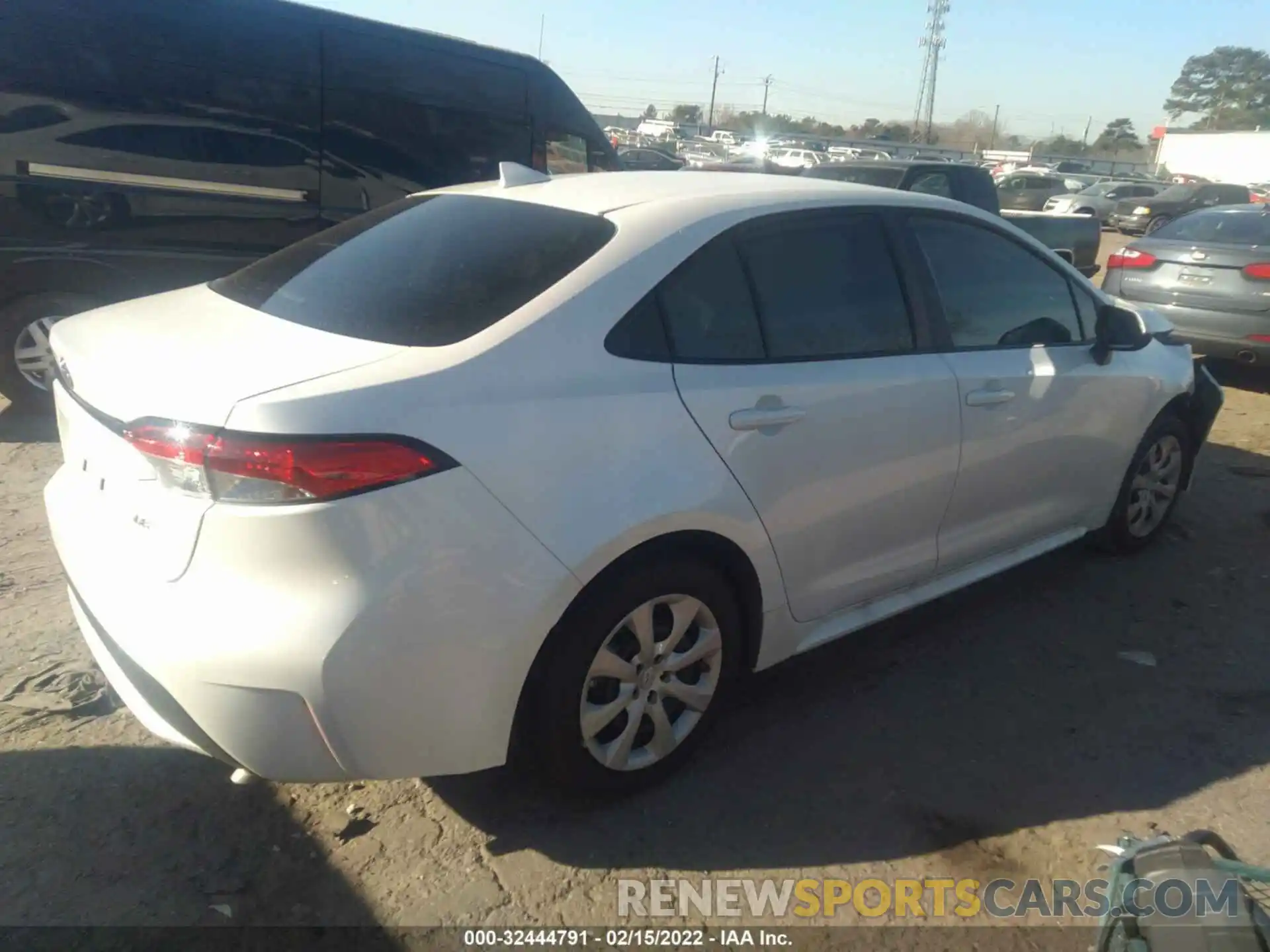 4 Photograph of a damaged car 5YFEPMAE0NP291230 TOYOTA COROLLA 2022