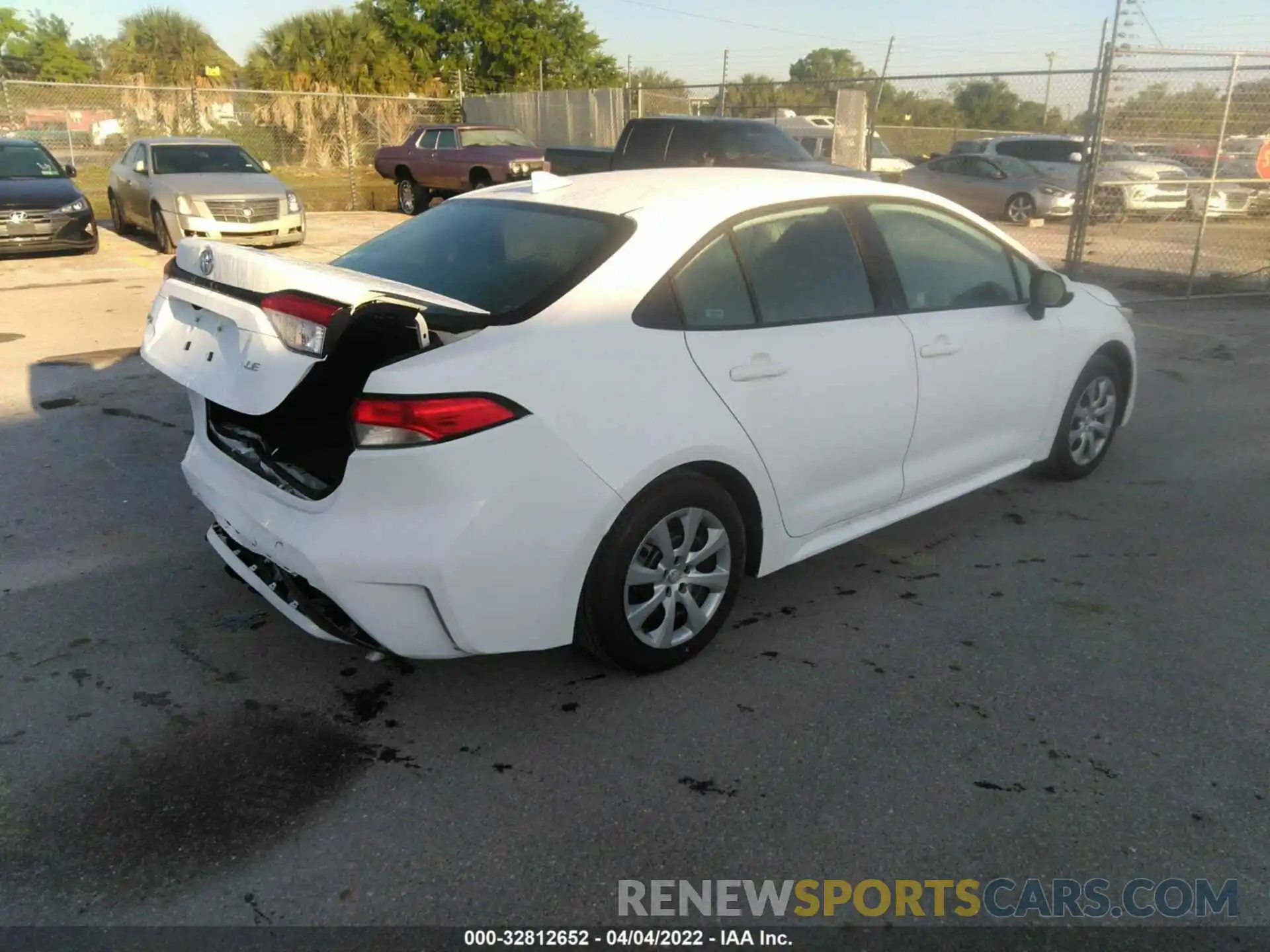 4 Photograph of a damaged car 5YFEPMAE1NP293942 TOYOTA COROLLA 2022