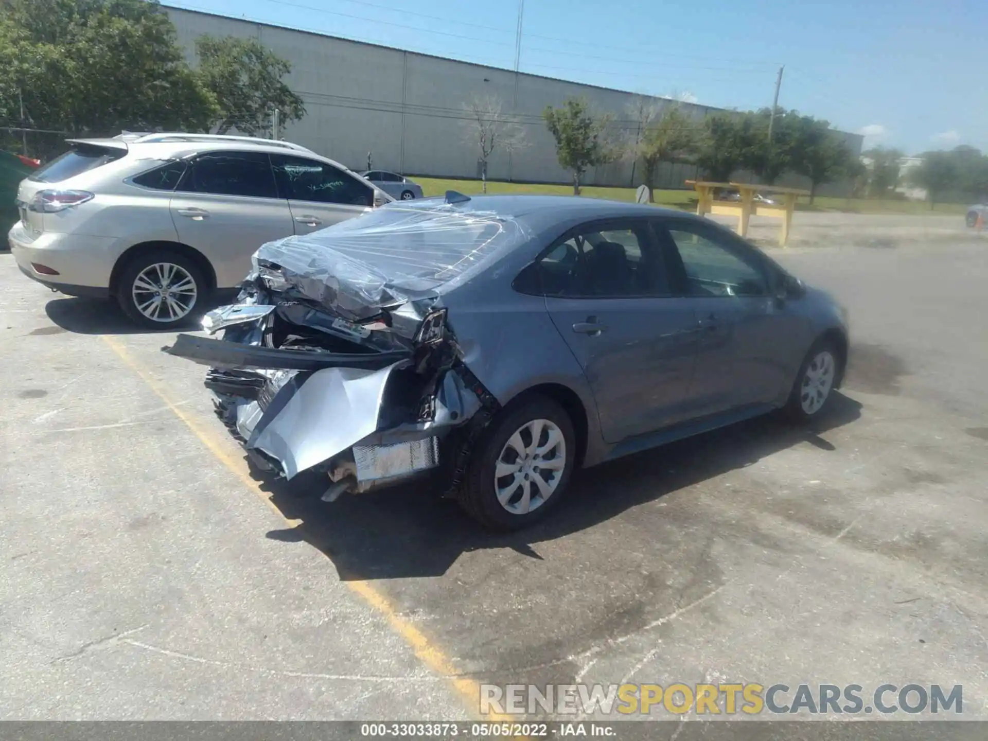 4 Photograph of a damaged car 5YFEPMAE1NP313932 TOYOTA COROLLA 2022