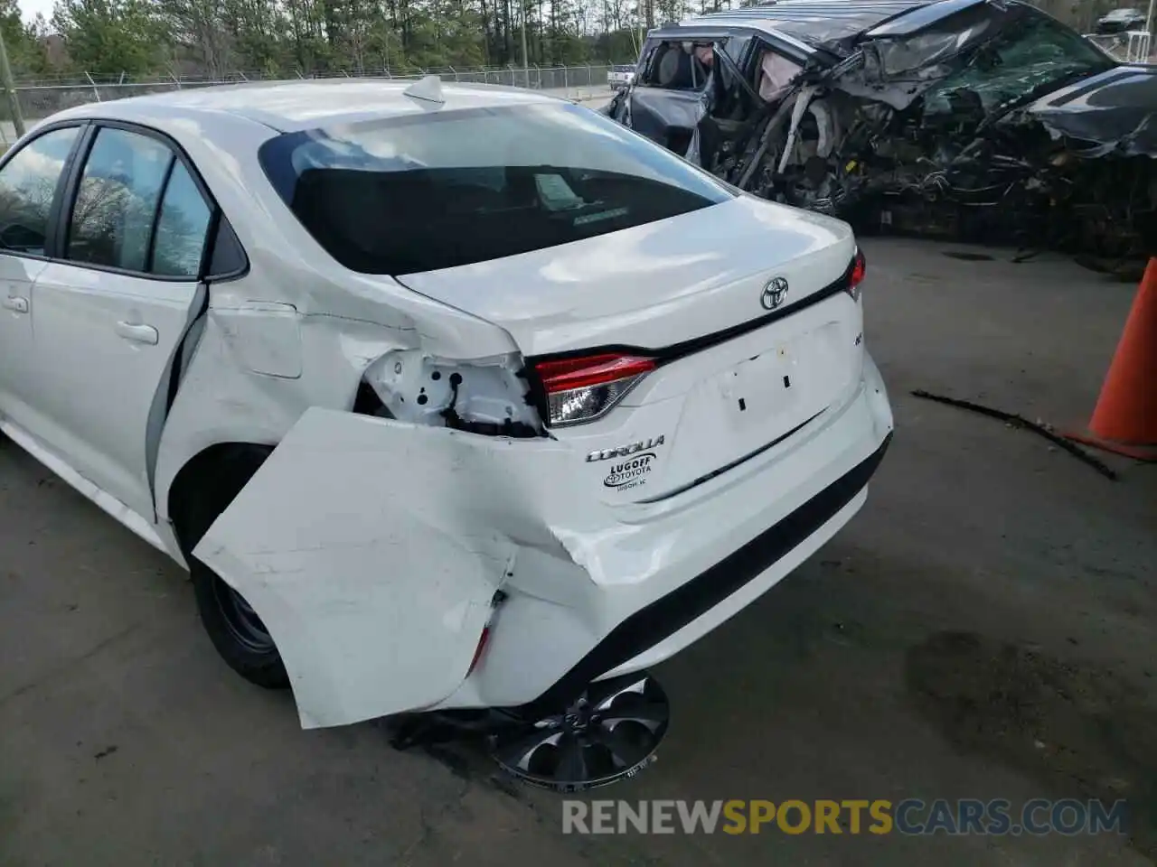 9 Photograph of a damaged car 5YFEPMAE2NP299457 TOYOTA COROLLA 2022