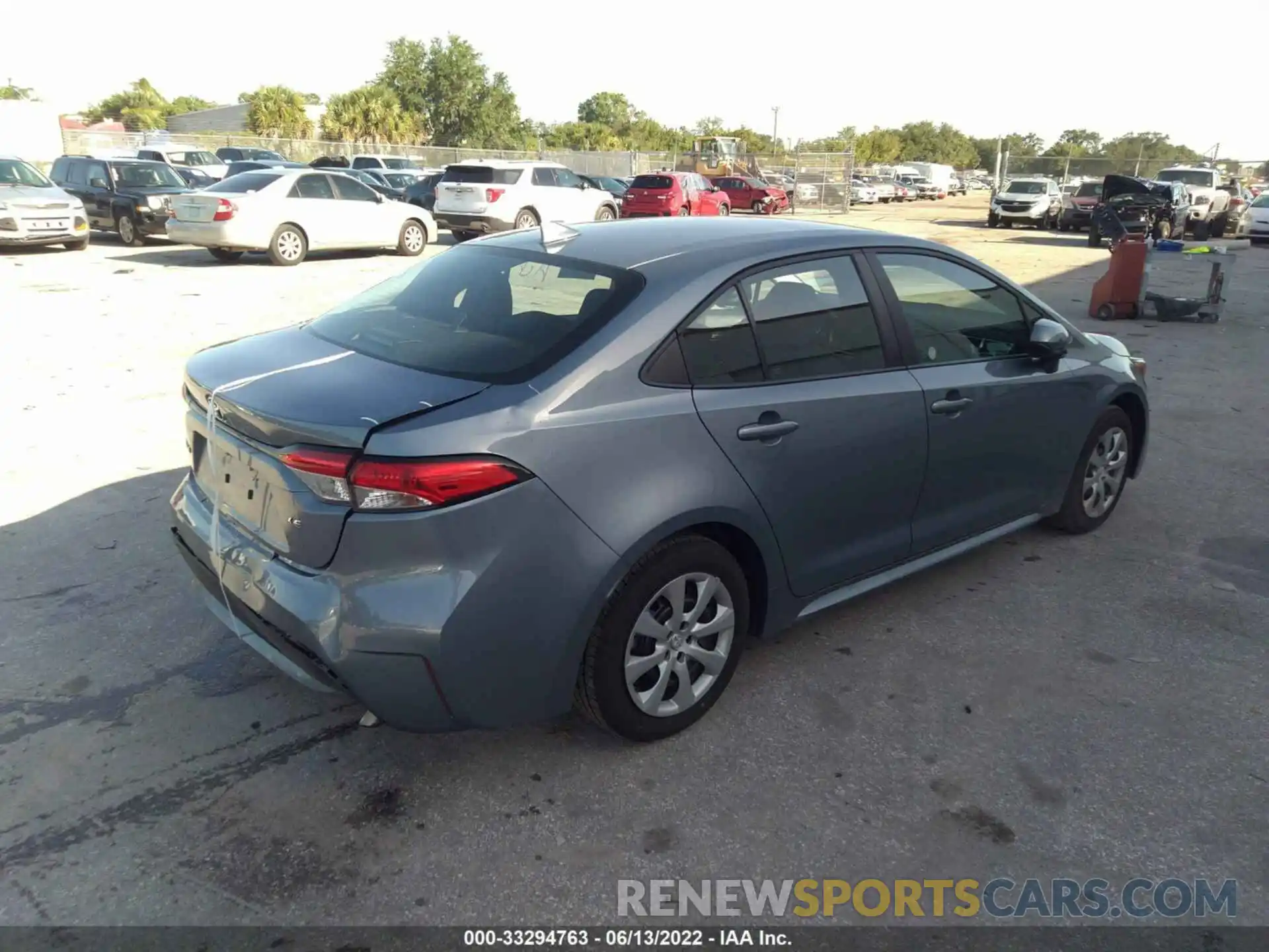 4 Photograph of a damaged car 5YFEPMAE3NP294106 TOYOTA COROLLA 2022