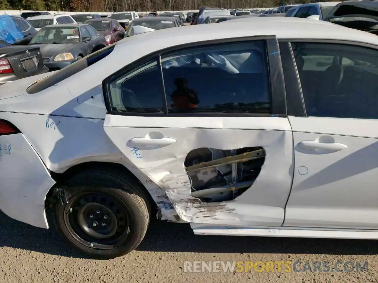 9 Photograph of a damaged car 5YFEPMAE5NP271541 TOYOTA COROLLA 2022