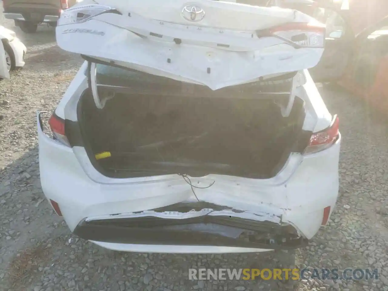 9 Photograph of a damaged car 5YFEPMAE5NP285701 TOYOTA COROLLA 2022