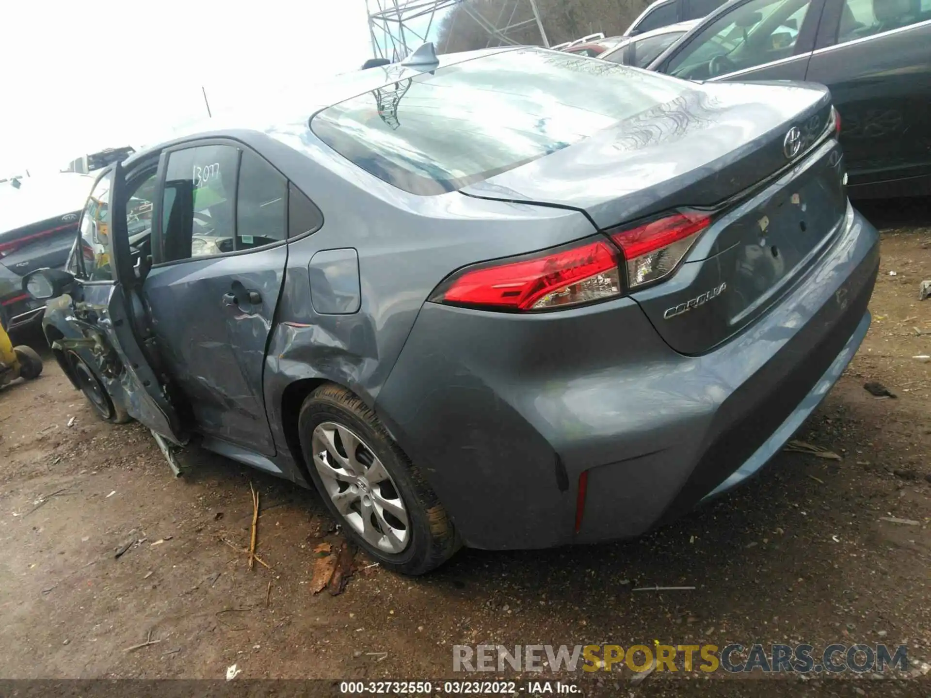 3 Photograph of a damaged car 5YFEPMAE6NP274660 TOYOTA COROLLA 2022