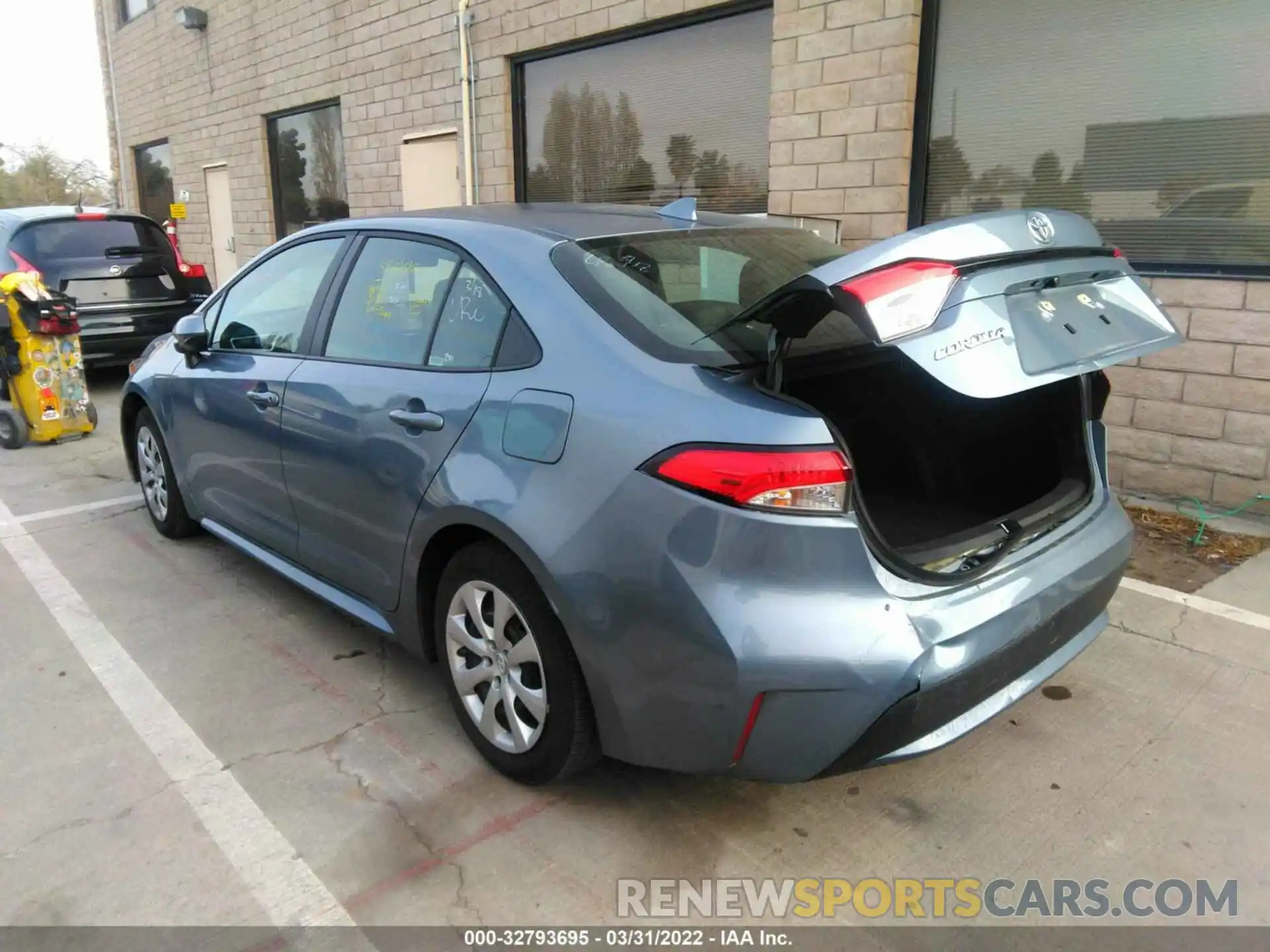 3 Photograph of a damaged car 5YFEPMAE6NP283083 TOYOTA COROLLA 2022