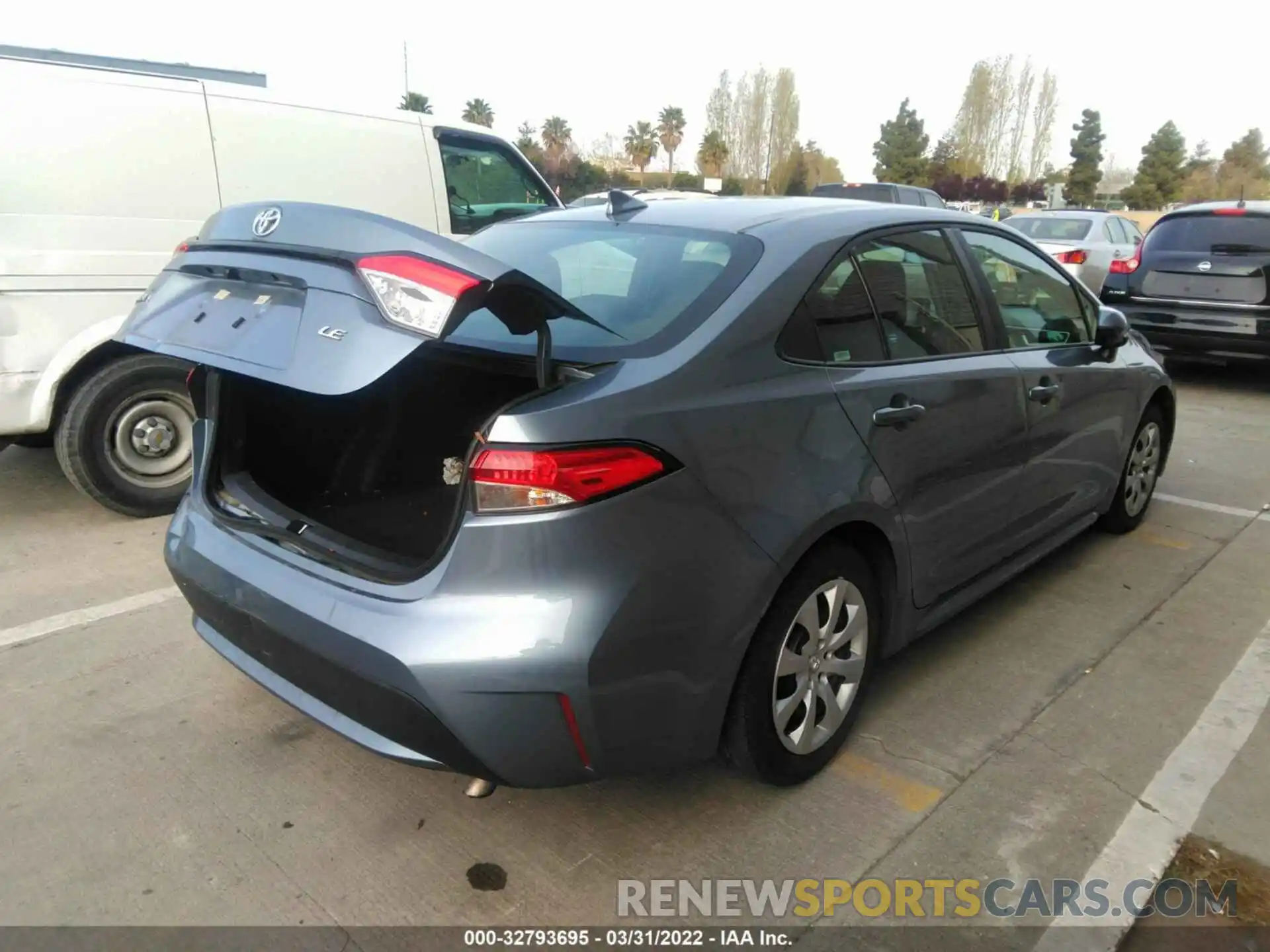 4 Photograph of a damaged car 5YFEPMAE6NP283083 TOYOTA COROLLA 2022