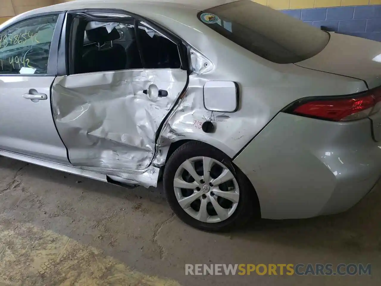 9 Photograph of a damaged car 5YFEPMAE6NP294908 TOYOTA COROLLA 2022