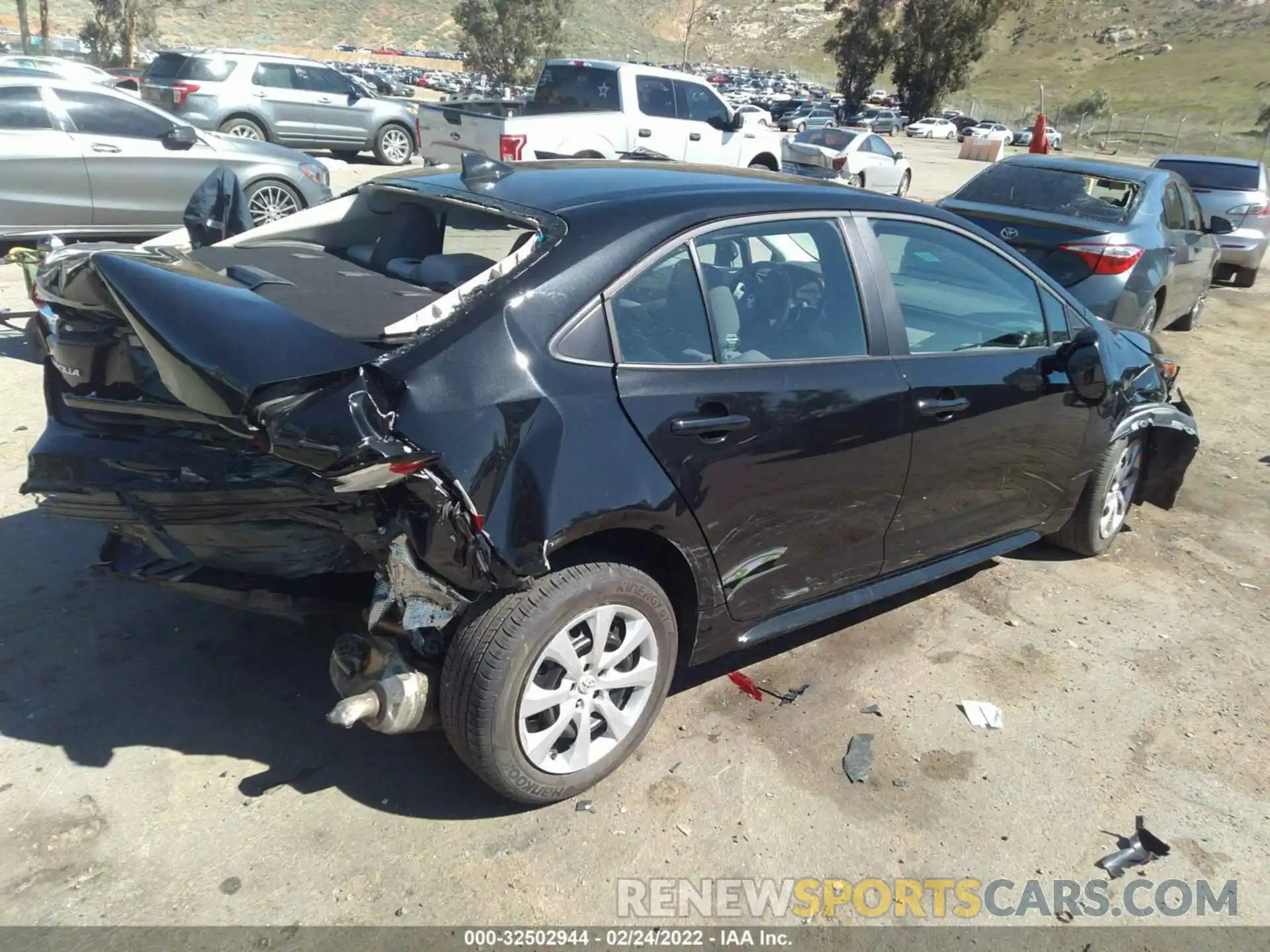 4 Photograph of a damaged car 5YFEPMAE7NP291970 TOYOTA COROLLA 2022