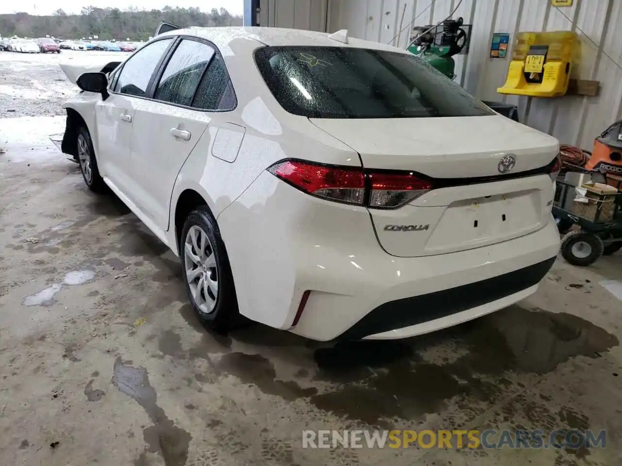 3 Photograph of a damaged car 5YFEPMAE8NP294165 TOYOTA COROLLA 2022