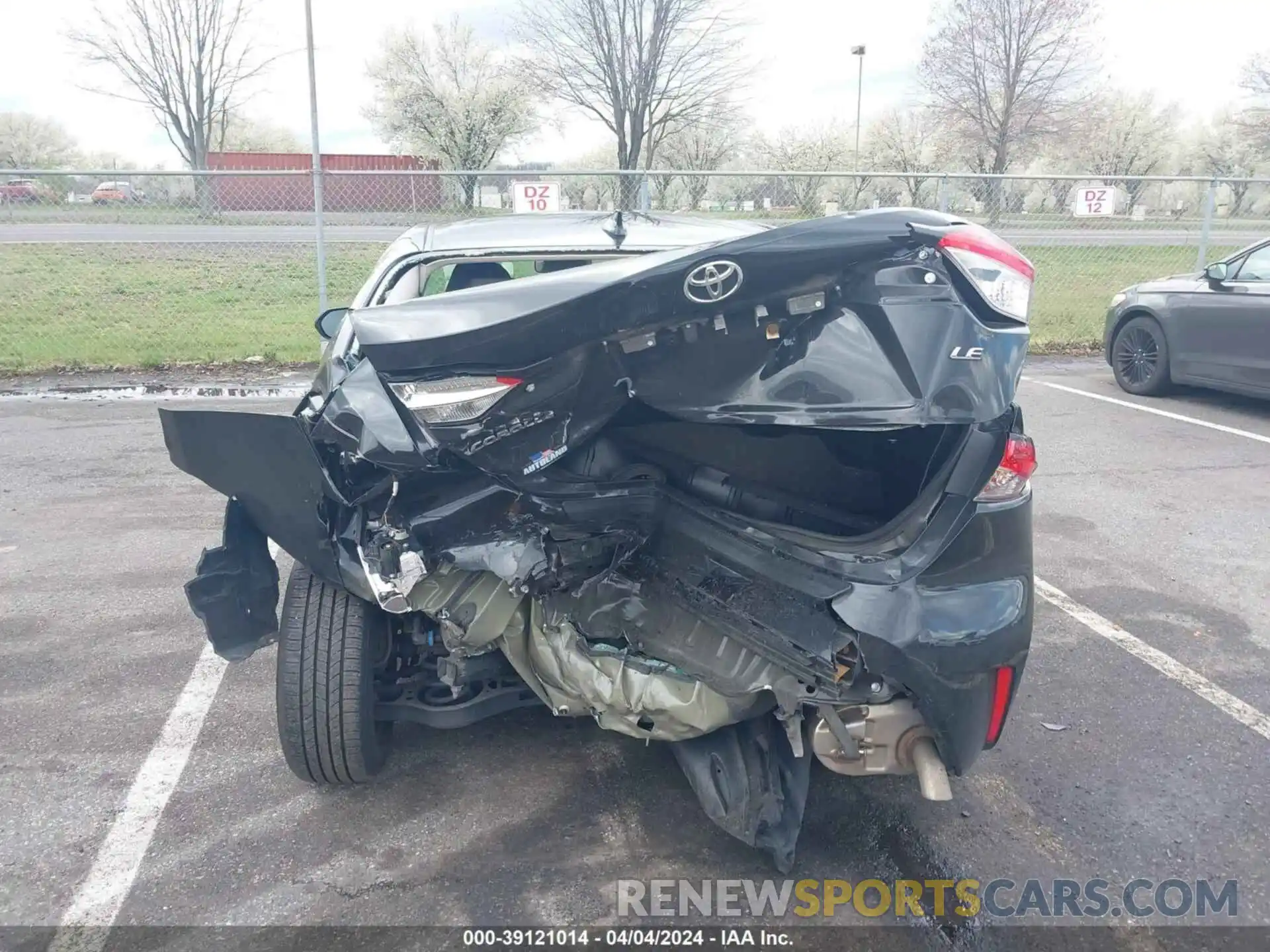 6 Photograph of a damaged car 5YFEPMAE8NP305715 TOYOTA COROLLA 2022