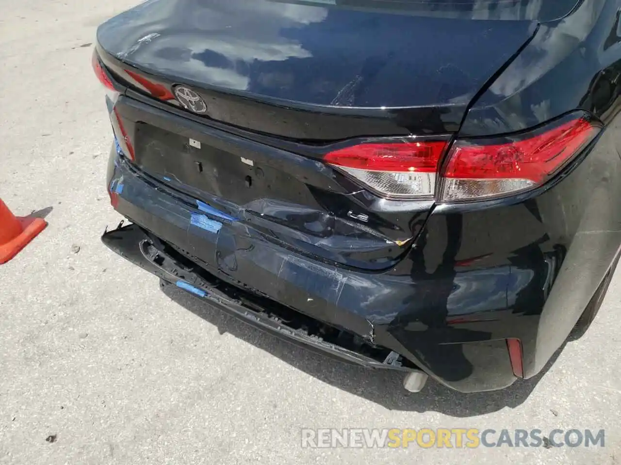 9 Photograph of a damaged car 5YFEPMAE8NP320683 TOYOTA COROLLA 2022